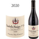 CHARLES VAN CANNEYT CHAMBOLLE MUSIGNY 1ER CRU LES LAVROTTES シャルル・ヴァン・カネット シャンボール・ミュジニー プルミエ・クリュ レ・ラヴロットヴージョ村に本拠地を置き、ヴォーヌ・ロマネやシャンボール・ミュジニーを中心に10haの畑を所有、 近年その完成度の高さから再注目を集める名門ドメーヌ、アラン・ユドロ＝ノエラ。 1988年までブルゴーニュ屈指のドメーヌとして君臨し、 最盛期にはかのアンリ・ジャイエ氏とも比較されるほどの実力を持っていたと言われる"シャルル・ノエラ"の畑の一部を所有している事で知られています。 このドメーヌの起源は、創始者であるアラン・ユドロ氏が、 前述の名門ドメーヌ、シャルル・ノエラの孫娘にあたるオディル夫人と結婚したことに始まります。 彼女は、シャルル・ノエラが所有していたリシュブールを始めとするグラン・クリュの数々を携え、アラン・ユドロ氏のもとへ嫁いできました。 現在ワイン造りを行うのは、創始者であるアラン・ユドロ氏の孫であるシャルル・ヴァン・カネ氏。 偉大な優良畑とともにワイン造りの情熱を引き継いだ彼が、近年評価をぐっと上げている注目のドメーヌです。 アラン・ユドロ＝ノエラは、リシュブールに0.3ha、ロマネ・サン・ヴィヴァンに0.5ha弱、クロ・ド・ヴージョに0.7ha、これらグラン・クリュ以外にもシャルル・ノエラから引き継いだクオリティの高いヴォーヌ・ロマネのプルミエ・クリュを併せて1ha程所有しています。 特にクロ・ド・ヴージョというグラン・クリュは畑が大きく、区画や生産者によってワインの品質が大きく異なることで知られていますが、 彼らのクロ・ド・ヴージョは類稀な力強さと気品を兼ね備えおり、絶大なる信頼が置かれています。 それもそのはず、アラン・ユドロ＝ノエラは、かつてクロ・ド・ヴージョ内の3か所の区画を所有していましたが、望む品質が得られないとして売却した経緯があります。 本当に優れた区画だけにこだわった珠玉のテロワールが彼らの誇り。 さらに、彼らの畑のブドウの樹齢は総じて高く、平均樹齢はおよそ40年以上。最も若いブドウ樹でも1980年に植えられたと言われています。 村名のシャンボール・ミュジニーの畑に植えられている樹齢50年の樹をはじめ、 ヴォーヌ・ロマネ レ・スショで80年以上、ロマネ・サン・ヴィヴァンで70年以上という古樹もまた、何物にも代えがたい彼らの偉大な財産なのです。 祖父から孫へ委ねられたワイン造り。 　 現在ワイン造りを担当するシャルル・ヴァン・カネット氏は、1988年生まれ、20代のころから祖父であるアラン・ユドロ氏より、ブドウ栽培、醸造、マーケティングにいたるまでドメーヌの仕事のほとんどを委ねられています。 シャルル氏は学生時代にボーヌで醸造学を学び、 ニュージーランドやジュヴレ・シャンベルタンのジャン・ルイ・トラペなどで修業。 2008年から本格的にアラン・ユドロ＝ノエラの仕事に携わるようになりました。 彼の造るワインはアラン氏が手掛けていたワイン同様、 十分な飲み応えとエレガンスを兼ね備えたワインに仕上がっています。 ロバート・パーカー氏からも高く評価され、 「探し求めてでも、手に入れたい宝石のようなワイン」と称されるほど。 「テロワールをより忠実にワインに反映させたい」という想いから、 ブドウの取り扱いに一層の注意を払っています。 収穫時にはブドウがタンクに入れられる前に割れたり、潰れたりしないよう丁寧に扱い、 アルコール発酵は内側をコーティングした鉄製タンクで8日間、低温でのマセラシオン。 この期間を3日間に設定していた以前と比べると、ワインによりはっきりしたストラクチャーを持たせられるようになったといいます。 またソフトに圧搾すること、そしてブドウ果汁の移動に重力式を採用することで ワインに余計な負担をかけず、余分な雑味を出さないワイン造りを実践しています。 新樽比率は、グラン・ヴァンでも50～60％程度。村名ワインでは20％以下と抑えめ。 これらの新しい試みによって、ブドウ本来の力を存分に抽出しながら、雑味のない骨格のしっかりとしたワインに仕上がるようになってきました。 また、シャルル氏はビオディナミにも強い関心を抱いており、 完全移行は考えていないものの、月の満ち欠けのカレンダーに則って農作業を試みるなど、現状に満足することなく更なる品質向上の為に邁進しています。 Charles Van Canneyt 現当主であるシャルル・ヴァン・カネットによってさらに磨きがかけられている。 1988年生まれという若さであるがその才能はすでに開花しており、祖父からドメーヌを引き継いだ2008年より品質をさらに向上させ、世界中から注目を集めるとともに一躍スターダムにのし上がりました。 ロバート・パーカーからは「半端じゃない、最高のワイン」と大絶賛され、ティム・アトキンからはブルゴーニュ赤の生産者TOP25に選ばれ、ルーミエやフーリエといった世界最高峰のドメーヌと同等の評価を受けています。 このような世界的需要が高まる一方で、シャルルはドメーヌでの生産量をこれ以上増やせないこと、また以前から所有していない畑のテロワールに対しても理解を深めたいと考えていたことから、2012年に自身の名を冠したシャルル・ヴァン・カネットというマイクロ・ネゴシアンを立ち上げました。 ブドウの購入は非常に厳格で、栽培者には直接何回も会い、実際に畑を見て納得した上で決めています。ワインはドメーヌと全く同じ方法で醸造されますが、醸造所はボーヌにあります。 ブルゴーニュでは昨今世代交代という流れの中で若い世代が台頭して久しいが、シャルルは間違いなくその世代の筆頭格であり、今まさにブルゴーニュの先頭を走る一人。 世界中から彼のワインを求める声が上がっており、高い需要に対して生産量が全く追い付いていないという状況ですが、彼のワインは探してでも飲むべき本当に素晴らしいものです。 「最も女性的」と表現される優美で可憐なワインの産地。 コート・ド・ニュイで最も「女性的」と表現されるシャンボール・ミュジニーのワインですが、最も繊細でエレガントなワインを生産できる理由は、その土壌と標高の高さにあると言われています。 土壌に含まれる石灰質の割合が他の場所より高く、亀裂も多いため、ブドウの根が岩を貫き地中深くまで成長。それによって多くの栄養分を吸い上げ、ミネラル感が強くなります。 また畑が小高い丘にあり標高が高く、ブドウの熟成を過度に進ませることなく酸を保った状態で収穫することが可能。 そのため仕上がるワインはエレガントな雰囲気と繊細な舌触りを備えています。 シャルル・ヴァン・カネット シャンボール・ミュジニー プルミエ・クリュ レ・ラヴロット　2020　 CHARLES VAN CANNEYT CHAMBOLLE MUSIGNY 1ER CRU LES LAVROTTES この畑は、全体で0.92haしかない小さな畑なので、この名前でリリースされるワインは、ほとんど無いです。 しかしボンヌ・マールの真下、レ・ボードの隣なので1級畑としては最上の畑の1つと言われる。 粘土石灰土壌で年粘土比率が極端に低く、石灰岩比率が高いのが特徴。平均樹齢50年程度。 シャンボールの中でも特に上品で繊細。 生産地：フランス ブルゴーニュ コート・ド・ニュイ シャンボール・ミュジニー 原産地呼称：AOC. CHAMBOLLE MUSIGNY　1er Cru　 ぶどう品種：ピノ・ノワール 100% アルコール度数：14.0% 味わい：赤ワイン 辛口 ミディアムボディ ※商品画像はイメージです。 入荷時によりラベル、デザイン、ヴィンテージ、などが実物と異なる場合がございます。 ※別店舗と並行して販売いたしております。 在庫の管理には注意を払っておりますが、別店舗との売り違いにより売り切れの場合がございます。 何卒ご了承の上、ご購入頂きますようお願い申し上げます。 ※ブレンド比率や他詳細データ（輸入元提供）などは掲載時点のデータです。 購入時点でのデータと異なる場合もございます。