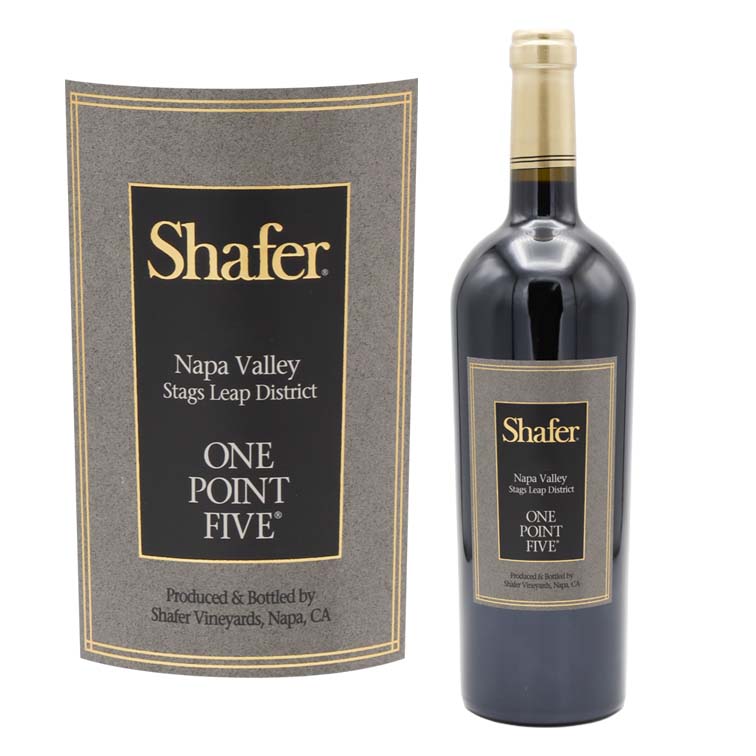 シェーファー　ワン ポイント ファイヴ　カベルネソ−ヴィニョン　2019 Shafer One Point Five Cabernet Sauvignon Stag's Leap District Napa Valley　750ml 赤ワイン 赤 ワイン ギフト カリフォルニア プレゼント フルボディシェーファー　ワン ポイント ファイヴ　カベルネソ−ヴィニョン Shafer One Point Five Cabernet Sauvignon Stag's Leap District Napa Valley シェーファーは1972年にジョン・シェーファーが23年間の出版会社のキャリアを捨てて、ナパのスタッグス・リープ地区にやってきたことからスタートします。 1978年にわずか1000ケースのカベルネでデビュー。これが後にパーカー100点を獲得するカリフォルニア最高峰のカルト・カベルネ『ヒルサイド・セレクト』の元になったワインです。　 1983年には息子のダグ・シェーファーがカリフォルニア大学デイヴィス校で醸造、葡萄栽培学の勉強を終えて参加、そして90年にワインメーカーにイライアス・ファーナンデスが加わり、現在の地位を揺るぎないものとしています。 ナパ・ヴァレーのスタッグスリープディストリクト、いわゆる聖地と呼ばれるこの地に君臨し、パーカー氏が 「この地方の否定しようもないスターである。」と述べ、 ヒルサイド・セレクトにてカベルネ★★★★★生産者 シラー★★★★★生産者 メルロー★★★★生産者 にも認定。 アメリカ・ワイン・アワード2002では【Winemaker of the Year】にも選ばれ、もはやカルトの域すら逸しているようなブランドです。 息子のダグとイライアスアスは、品質、一貫性、および優雅な シェーファースタイルを醸造するために一緒に密接に働きました。新しいブドウ園は時間をかけて、オーク・ノール、スタッグス・リープ、およびカルネロス地区で全シェーファーブドウ園面積をさらに200エーカー以上増やしました。 1994年に、エリアスはワインメーカーに任命され、ジョンが会長になり、ダグは社長 に就任しました。1978年の僅か1,000ケースのスタートから、ワイン醸造所は着実に 拡大され、総計3万2000ケースのカベルネ・ソーヴィニヨン、メルロー、シャルドネ、 サンジョベーゼ、シラーなどのワインを生産するまで発展し、現在に至っています。 葡萄園には、リスやネズミなど、葡萄を囓ってしまう外敵がいます。 シェーファー・ヴィンヤードでは、これらの駆除に毒を使わず、 鷹やフクロウを飼うことで防御しているのです。 鷹は昼、フクロウは夜、シェーファーの葡萄園を見張っているのですね。 鷹の種類は、Red-Shouldered Hawk、フクロウの種類は、メンフクロウ(Barn Owl)です。 ダグ・シェーファー曰く、 「これらの猛きん類の仕事が非常に効果的であるので、私たち は彼らを光栄に思うため、シャルドネブドウ園を‘Red Shoulder Ranch'と命名しました。」 春には、羊の大群がシェーファーヴィンヤーズを訪れます。 羊たちは、ブドウの列で育つ豊富な雑草やシロツメグサ、シロバナタンポポなどの自然の草花をむしゃむしゃと食べて、自然に刈り取るようになります。 これはシェーファーが遠い昔から行っている、持続可能な農業へのアプローチとして重要な事なのです。 大挙して羊が到着すると、ワイナリーの誰もが温かい気持ちになり、羊たちの存在には、心休まり、歓声、そして平和な何かがワイナリーに訪れます。 Shafer One Point Five Cabernet Sauvignon “ワンポイントファイヴ”は1.5世代を意味し、父ジョンと息子ダグが手を携えて歩んできたワイナリーの歴史を表現しています。 ブドウは丘に位置するヒルサイド・エステート・ヴィンヤードと2マイルほど南に下った平地のボーダーライン・ヴィンヤードのブレンド。2つの異なる個性がバランスよく調和している。 凝縮感と高いアルコール、スパイシーで複雑な風味。それを支える豊かな酸味と骨格がバランスの良い味わいに仕上げています。 ※商品画像はあくまでイメージです。入荷時によりラベル、デザイン、ヴィンテージ、などが実物と異なる場合がございます。ご了承ください。