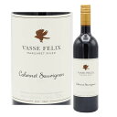 ヴァス フェリックス　カベルネ ソーヴィニヨン　マーガレット リヴァー VASSE FELIX CABERNET SAUVIGNON 750ml 赤 ワイン 赤ワイン ギフト プレゼント フルボディー オーストラリア西オーストラリアのマーガレット・リバーで初めてビジネスとしてブドウ畑とワイナリーを設立したのがヴァス・フェリックス。 この風変わりな名前は、この地域での昔の出来事にちなんで付けられました。 “ヴァス”はフランス人水兵の名前で、19世紀にフレシネ船長率いるジオグラフ号がオーストラリアの海岸線の調査をしている最中に、彼のボートがバッセルトンの近くで転覆し溺れてしまいました。 世界の中でも孤立したワイン産地であるマーガレット・リヴァーは、古い土地と独特の海岸線が特徴です。 オーストラリア大陸の南西部、四角形の半島がインド洋に迫り出す形で位置しており、内陸部は砂漠になっています。 地中海性気候で、夏と冬の寒暖差が極端に変化せず、ブドウの生育に理想的な気候となっています。特に世界レベルのカベルネ・ソーヴィニヨンとシャルドネを生み出す銘醸地です。 異なるテロワールを持つ独特な土壌、地形やマイクロ・クライメイト（海・風・地形等の影響により局地的に天気や環境が変わること）など、それらの要素がブドウ品種の多様な個性を持つ精緻なワインの味わいへと繋がっていきます。 ワイナリーはサステナブルな農業も実践しており、畑における生物多様性や環境への責任を持ったブドウ栽培を心掛け、NASAAのオーガニック認証も申請中です。 チーフワインメーカーのヴァージニア・ウィルコックはワイン醸造における人的介入を最小限に抑えることにより複雑で精緻な土地の味わいを表現するワインを生み出しています。 オーストラリア　ワインの女神Virginia Willcock　ヴァージニア・ウィルコック女史 オーストラリアのワイン専門誌で「グルメ・トラベラー・ワイン・マガジン」で「ワイナリー・オブ・ザ・イヤー2012」を獲得しました。 「ワイン&スピリッツ2012」でTOP100ワイナリーに選出と、非常に評価の高い女性醸造家です。 日本を代表するワイン評論家山本昭彦先生のワインレポートにおいても素晴らしい賛辞が踊っていました。 ヴァージニア・ウィルコック女史は 「醸造家として私たちは模索し続け、人々が愛して止まない素晴らしいワインを追い求める。ヴァス・フェリックスは環境に配慮しながら、歴史あるブドウ畑で高品質なワインを造ることに取り組んでいる。ユニークで独特のスタイルを確立し、それはやがて世界中の人々が認めることとなるだろう」と談。 ヴァージニアは、より環境に配慮したワイン醸造において、微生物学がブドウとブドウ畑で果たす役割に並々ならぬ関心を抱いている。 この取組はヴァス・フェリックスでの醸造を通じて大きな発展を遂げ、豪州の他のブドウ栽培者、特にシャルドネとカベルネ・ソーヴィニヨンの天然酵母発酵に多大な影響を与えました。 マーガレット・リヴァーの砂利質のローム土壌は世界最古の土壌として知られており、その特徴は乾燥して痩せた土地、適切な排水機能が挙げられます。 地域の中でも最も古いホーム・ヴィニヤードを含む各畑をヴァス・フェリックスは綿密に管理しています。 VASSE FELIX　CABERNET SAUVIGNON ヴァス・フェリックス / カベルネ・ソーヴィニヨン 地方： 西オーストラリア 原産地呼称：マーガレット・リヴァーGI 品種：カベルネ・ソーヴィニヨン主体、マルベック、プティ・ヴェルド 醸造：100％フレンチオークで発酵、熟成。新樽約50％、残りは1～4年樽を使用。19ヶ月熟成。 古典的なカシスの香りに加え、愛らしいハーブ、ローストしたコーヒーを彷彿とさせ、凝縮したブラックカラント、ドライオレガノ、トーストした樽に由来するヴァニラ・ビーンズの香りがわずかに感じ取れます。 ※商品画像はイメージです。 入荷時によりラベル、デザイン、ヴィンテージ、などが実物と異なる場合がございます。 ※別店舗と並行して販売いたしております。 在庫の管理には注意を払っておりますが、別店舗との売り違いにより売り切れの場合がございます。 何卒ご了承の上、ご購入頂きますようお願い申し上げます。 ※ブレンド比率や他詳細データ（輸入元提供）などは掲載時点のデータです。 購入時点でのデータと異なる場合もございます。