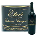 エチュード　カベルネ ソーヴィニョン　ナパ ヴァレー　1996 Etude Napa Valley Cabernet Sauvignon 750ml 赤ワイン 赤 ワイン フルボディ プレゼント ギフトエチュード 有名プレミアムワイナリーを手掛けた伝説のワインコンサルタント、 　　　トニー・ソーター氏が自ら1982年に立ち上げたワイナリー エチュードは、80年代にカリフォルニアのナパ・ヴァレーで数多くの有名プレミアムワイナリーを手掛けた伝説のワインコンサルタント、トニー・ソーター氏が自ら1982年に立ち上げたワイナリー。 エチュードの名前の由来は、「練習」「鍛練」「訓練」などであり、試行錯誤してよいワインを作っていくという意思表示。 「ワイン造りは収穫のかなり前からヴィンヤードで始まっているのであり、優れたぶどうができればワインメーカーはあまり手をかける必要がなくなる」という彼の哲学のもとにワインづくりが行われています。 現在のワインメーカーは、これまでアデレイダ（パソ・ロブレス）、ワイルド・ホース（セントラル・コースト）で活躍していたジョン・プリースト氏に引き継がれましたが、ソーター氏はアドバイザーとして今日もエチュードのワインを見守っています。 ワイナリーは19世紀に建てられたブランデー蒸留所で、「エチュード（練習曲）」という名前には、ソーターが優れたピノ・ノワールを造くるのには、経験を積まなければならないという思いが込められています。 ワインメーカー　ジョン・プリエスト ジョンのスタイルは、畑の管理チームと密接にコミュニケーションを取り、ワインはワイナリーではなく、エレガントな土地の個性を持ったぶどう畑からできるものであることを実証すること。 彼は既に名声を獲得しているワインメーカーであるが、50種以上も試醸を続ける研究家でもある。 有名ワイナリーWild Horse,　Adelaida Cellars,Tazなどで経験を積み、Etudeで働き始めた。 レッド・チェリー、ラズベリー、ブラックベリー、スグリの豊かでピュアな香り。 そのみずみずしいテクスチャーと魅力的なフレーバーで、すぐに人々の心をとらえます。 シダー、ココア、グラハムクラッカーのスパイス、スペアミントのニュアンスがあり、構成に一貫性があり、はっきりとしたきめ細かいテクスチャーがエレガントな熟成を予感させます。 ※商品画像はイメージです。 入荷時によりラベル、デザイン、ヴィンテージ、などが実物と異なる場合がございます。 ※別店舗と並行して販売いたしております。 在庫の管理には注意を払っておりますが、別店舗との売り違いにより売り切れの場合がございます。 何卒ご了承の上、ご購入頂きますようお願い申し上げます。 ※ブレンド比率や他詳細データなどは掲載時点のデータです。 購入時点でのデータと異なる場合もございます。