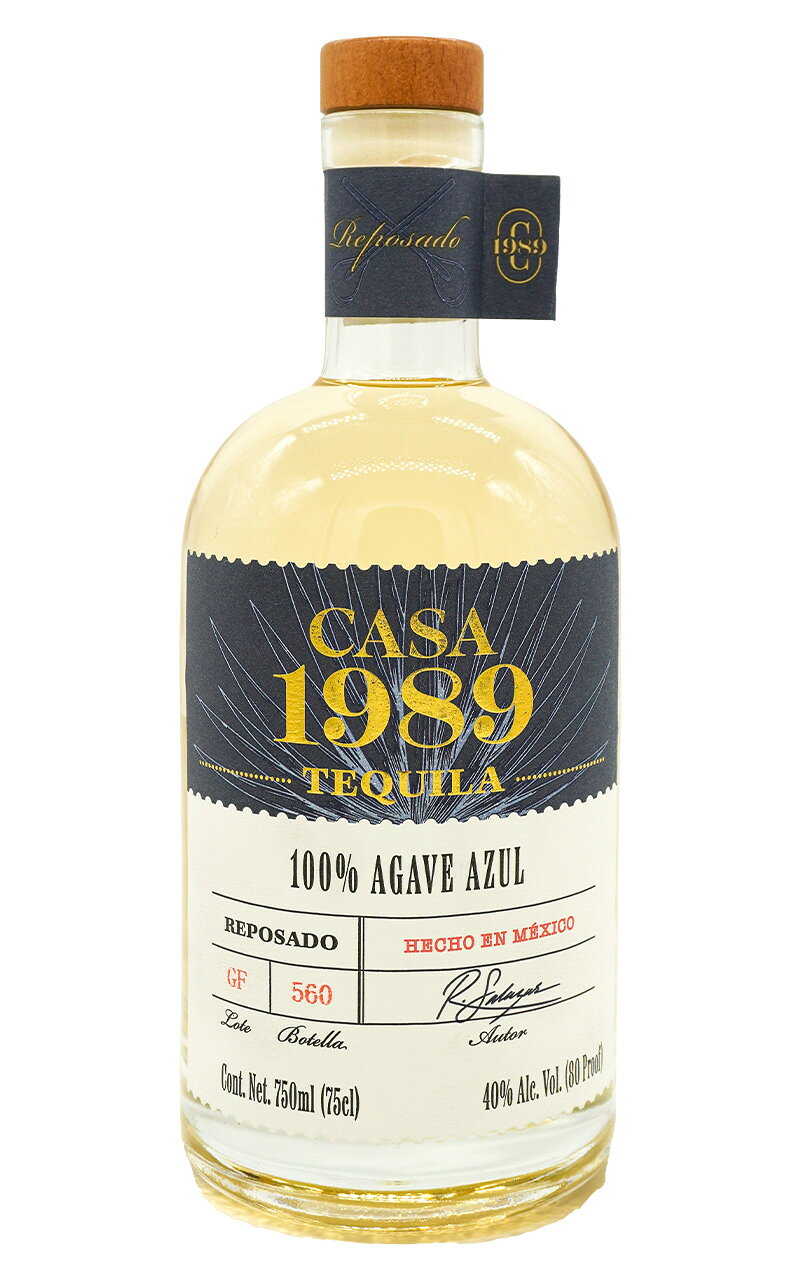 生産者カサ・ティエラ・コブリサ蒸留所 生産地メキシコ/ハリスコ州 内容量750ml アルコール度数40% JANコード7503052021021 ■さまざまなギフトアイテムをご用意しております。お中元 ギフト 御中元 お盆 お礼 敬老の日 クリスマス 冬ギフト お歳暮 御歳暮 お年賀 御年賀 お正月 年末年始 ご挨拶 バレンタイン ホワイトデー お返し 父の日 母の日 ギフト 贈答品 お土産 手土産 御祝 御礼 内祝い 引き出物 お祝い 結婚祝い 結婚内祝い 出産祝い 出産内祝い 引き菓子 快気祝い 快気内祝い 進学祝い 誕生日祝い バースデーケーキ プレゼント Wedding ウェディング ホームパーティ お花見 パーティ 退職ギフト 退職 就任祝い 9903000032358【正規品】カサ・1989・レポサド・テキーラ・カサティエラコブリサ蒸留所・750ml・40％ CASA 1989 REPOSADO TEQUILA CASA TIERRA COBRIZA 750ml 40% メキシコ・ハリスコ州サポトラネホに拠点を置くテキーラ蒸留所！！カサ・ティエラ・コブリサ！！アガベが育つ赤い大地から、伝統と革新を融合させた次世代型のテキーラブランド構築を推進しています！！すべてのスピリッツにおいて卓越した品質を実現するため、あらゆる工程に最先端の技術を取り入れることを目指しています。未来への新たな可能性を切り開き、記憶に残る祝福の象徴を創り出すこと。そして、世界クラスの企業として、テキーラ生産をリードし、時代を象徴するスピリッツを生み出す存在になることを目指します！！2026年2月にLUNA SEAのギタリスト INORAN氏が、Casa Tierra Cobriza蒸留所のグローバルアンバサダーに日本人初！！就任しました！！そんなカサ ティエラ コブリサ蒸留所よりあらゆるシーンに合うテキーラ！！として造られるテキーラ・カサ 1989！！良質なテキーラが多用途で革新的、そして手軽に楽しめることを証明しています！！ストレート、オンザロック、カクテルなど、様々なスタイルで自由に楽しむ方のために、繊細で芳醇、そしてバランスの取れた味わい！！各バッチは、ハリスコ州高地産のアガベの豊かさを失うことなく、純度と風味を保証する管理されたプロセスで作られています！！カサ 1989 レポサド！！はウッドやキャラメルの甘い香りに、ほのかなバニラのミルキーなニュアンス！！味わいは甘みがあり、シルキーな口当たりとバランスの取れたボディ！！温度管理されたステンレスタンクで72時間発酵、そして銅製カラムによる二回蒸留を行なわれ、バーボン熟成に使用されたアメリカンオーク樽（ファーストフィル）で3か月熟成されています！！ メキシコ・ハリスコ州サポトラネホに拠点を置くテキーラ蒸留所。アガベが育つ赤い大地から、伝統と革新を融合させた次世代型のテキーラブランド構築を推進しています。 すべてのスピリッツにおいて卓越した品質を実現するため、あらゆる工程に最先端の技術を取り入れることを目指しています。未来への新たな可能性を切り開き、記憶に残る祝福の象徴を創り出すこと。そして、世界クラスの企業として、テキーラ生産をリードし、時代を象徴するスピリッツを生み出す存在になることを目指します。 2026年2月にLUNA SEAのギタリスト INORAN氏が、Casa Tierra Cobriza蒸留所のグローバルアンバサダーに就任しました。（日本人初）