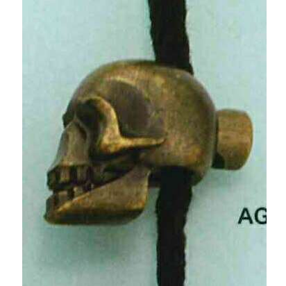 商品の説明 紐やスピンドルの留め具に定番のコードストッパーです リュックやナップサック、小物入れの紐止め、お洋服のコード止めにも最適です♪ 有名アパレルメーカーも使用している本格アイテムです♪ 安心安全の日本製 激安手芸用品通販店ウイングスだからできる問屋価格です サイズ 約25mm幅　穴径6.5mm ★メール便は50個程度までになります。 色 アンティックゴールド、ブラックニッケル、アンティックブラックニッケル、黒 ご注意 ※直接のアイロンはお避け下さい。 ※お使いのディスプレイや環境によって画像のお色と異なる場合がございます。 ※工場からのお取り寄せになりますので、ご注文が確定してもタイミングにより売り切れ・入荷待ち状態である場合がございます。