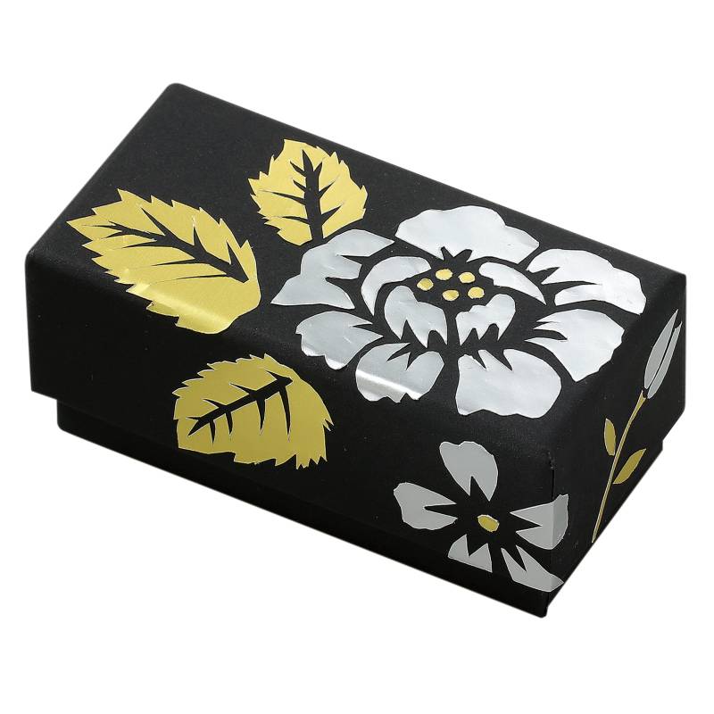 商品の説明 ⇒ 他のクラフト工作用品を見る 商品説明：黒の紙箱と象嵌調シールのセット!小物入れや印鑑ケースに!象嵌調シールで紙の小箱をデコレーションしてみましょう。てん刻で作った印鑑やネーム印を収納できます。象嵌調　シール　はんこケース　印鑑ケース　和風　工芸　手作り　DiY注意:-商品サイズ（単位mm)：80×40×35MMセット内容：つや無しタックシール金・銀×各1枚、デザイン印かん箱黒×1重量（g）：25材質：紙包装形態：0販売単位：セット生産国：中国パーティ・イベント衣装・コスチューム・ワークショップ・宴会・知育・おもちゃ・工作・自由研究・学校教材・教育・運動会・発表会・キット・備品・クラフト・アーテック/Artec 激安手芸用品通販店ウイングスだからできる問屋価格です ※工場からのお取り寄せになりますので、ご注文が確定してもタイミングにより売り切れ・入荷待ち状態である場合がございます。 ※お使いのディスプレイや環境によって画像のお色と異なる場合がございます。予めご了承お願いします。 ご注意 ※工場からのお取り寄せになりますので、ご注文が確定してもタイミングにより売り切れ・入荷待ち状態である場合がございます。 ※お使いのディスプレイや環境によって画像のお色と異なる場合がございます。予めご了承お願いします。