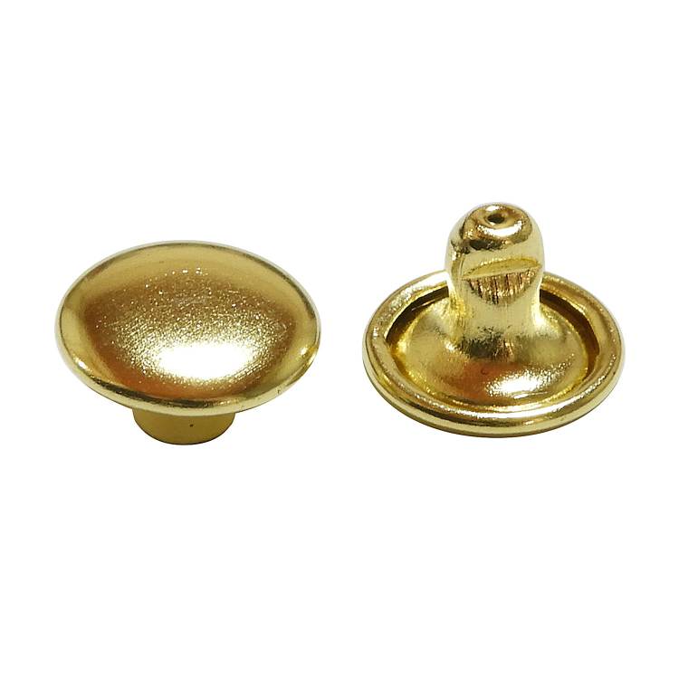 商品の説明 ⇒ 他のハトメやカシメ、専用打ち具はこちら 商品説明：布や革などの留め具、つなぎ目の補強、飾りに。裏面もキレイな両面タイプ。強く、サビにくい真ちゅう製。 【取り付けに最適な生地の厚み】 小（直径約6mm・足の長さ約6mm）：約3mm 中（直径約7.2mm・足の長さ約8mm）：約5mm 大（直径約9mm・足の長さ約7mm）：約4mm 大・足長（直径約9mm・足の長さ約9mm）：約6mm 特大（直径約13mm・足の長さ約8.5mm）：約5.5mm 特大・足長（直径約13mm・足の長さ約10mm）：約7mm 商品サイズ：大（直径約9mm・足の長さ約7mm）セット内容：15組重量（g）：0材質：真ちゅう包装形態：0販売単位：0生産国：日本梱包サイズ：0カラー:ゴールドパーティ・イベント衣装・コスチューム・ワークショップ・知育・おもちゃ・学校教材・教育・運動会・キット・備品・クラフト、補修、手作り、ハンドメイド、手芸、コスプレ、推し活、縫い活、入園/入学 激安手芸用品通販店ウイングスだからできる問屋価格です ※工場からのお取り寄せになりますので、ご注文が確定してもタイミングにより売り切れ・入荷待ち状態である場合がございます。 ※お使いのディスプレイや環境によって画像のお色と異なる場合がございます。予めご了承お願いします。 ご注意 ※工場からのお取り寄せになりますので、ご注文が確定してもタイミングにより売り切れ・入荷待ち状態である場合がございます。 ※お使いのディスプレイや環境によって画像のお色と異なる場合がございます。予めご了承お願いします。