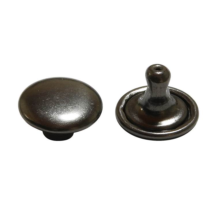 商品の説明 ⇒ 他のハトメやカシメ、専用打ち具はこちら 商品説明：布や革などの留め具、つなぎ目の補強、飾りに。裏面もキレイな両面タイプ。強く、サビにくい真ちゅう製。 【取り付けに最適な生地の厚み】 小（直径約6mm・足の長さ約6mm）：約3mm 中（直径約7.2mm・足の長さ約8mm）：約5mm 大（直径約9mm・足の長さ約7mm）：約4mm 大・足長（直径約9mm・足の長さ約9mm）：約6mm 特大（直径約13mm・足の長さ約8.5mm）：約5.5mm 特大・足長（直径約13mm・足の長さ約10mm）：約7mm 商品サイズ：大（直径約9mm・足の長さ約7mm）セット内容：15組重量（g）：0材質：真ちゅう包装形態：0販売単位：0生産国：日本梱包サイズ：0カラー:ブラックニッケルパーティ・イベント衣装・コスチューム・ワークショップ・知育・おもちゃ・学校教材・教育・運動会・キット・備品・クラフト、補修、手作り、ハンドメイド、手芸、コスプレ、推し活、縫い活、入園/入学 激安手芸用品通販店ウイングスだからできる問屋価格です ※工場からのお取り寄せになりますので、ご注文が確定してもタイミングにより売り切れ・入荷待ち状態である場合がございます。 ※お使いのディスプレイや環境によって画像のお色と異なる場合がございます。予めご了承お願いします。 ご注意 ※工場からのお取り寄せになりますので、ご注文が確定してもタイミングにより売り切れ・入荷待ち状態である場合がございます。 ※お使いのディスプレイや環境によって画像のお色と異なる場合がございます。予めご了承お願いします。