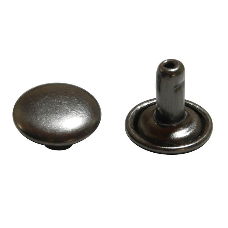 商品の説明 ⇒ 他のハトメやカシメ、専用打ち具はこちら 商品説明：布や革などの留め具、つなぎ目の補強、飾りに。裏面もキレイな両面タイプ。強く、サビにくい真ちゅう製。 【取り付けに最適な生地の厚み】 小（直径約6mm・足の長さ約6mm）：約3mm 中（直径約7.2mm・足の長さ約8mm）：約5mm 大（直径約9mm・足の長さ約7mm）：約4mm 大・足長（直径約9mm・足の長さ約9mm）：約6mm 特大（直径約13mm・足の長さ約8.5mm）：約5.5mm 特大・足長（直径約13mm・足の長さ約10mm）：約7mm 商品サイズ：大・足長（直径約9mm・足の長さ約9mm）セット内容：15組重量（g）：0材質：真ちゅう包装形態：0販売単位：0生産国：日本梱包サイズ：0カラー:ブラックニッケルパーティ・イベント衣装・コスチューム・ワークショップ・知育・おもちゃ・学校教材・教育・運動会・キット・備品・クラフト、補修、手作り、ハンドメイド、手芸、コスプレ、推し活、縫い活、入園/入学 激安手芸用品通販店ウイングスだからできる問屋価格です ※工場からのお取り寄せになりますので、ご注文が確定してもタイミングにより売り切れ・入荷待ち状態である場合がございます。 ※お使いのディスプレイや環境によって画像のお色と異なる場合がございます。予めご了承お願いします。 ご注意 ※工場からのお取り寄せになりますので、ご注文が確定してもタイミングにより売り切れ・入荷待ち状態である場合がございます。 ※お使いのディスプレイや環境によって画像のお色と異なる場合がございます。予めご了承お願いします。