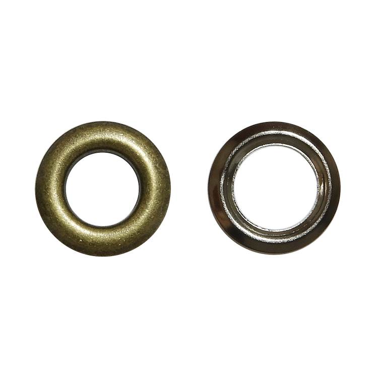 商品の説明 ⇒ 他のハトメやカシメ、専用打ち具はこちら 商品説明：ひも通しの穴の補強や装飾に。強く、サビにくい真ちゅう製。 【取り付けに最適な生地の厚み】 ＃200（内径約4mm）：約0.5〜1.5mm ＃20（内径約7mm）：約1〜2mm ＃23（内径約8mm）：約2〜3mm ＃25（内径約10mm）：約3〜4mm ＃28（内径約12mm）：約4〜5mm 商品サイズ：＃20（内径約7mm）セット内容：12組重量（g）：0材質：真ちゅう包装形態：0販売単位：0生産国：日本梱包サイズ：0カラー:アンティックゴールドパーティ・イベント衣装・コスチューム・ワークショップ・知育・おもちゃ・学校教材・教育・運動会・キット・備品・クラフト、補修、手作り、ハンドメイド、手芸、コスプレ、推し活、縫い活、入園/入学 激安手芸用品通販店ウイングスだからできる問屋価格です ※工場からのお取り寄せになりますので、ご注文が確定してもタイミングにより売り切れ・入荷待ち状態である場合がございます。 ※お使いのディスプレイや環境によって画像のお色と異なる場合がございます。予めご了承お願いします。 ご注意 ※工場からのお取り寄せになりますので、ご注文が確定してもタイミングにより売り切れ・入荷待ち状態である場合がございます。 ※お使いのディスプレイや環境によって画像のお色と異なる場合がございます。予めご了承お願いします。