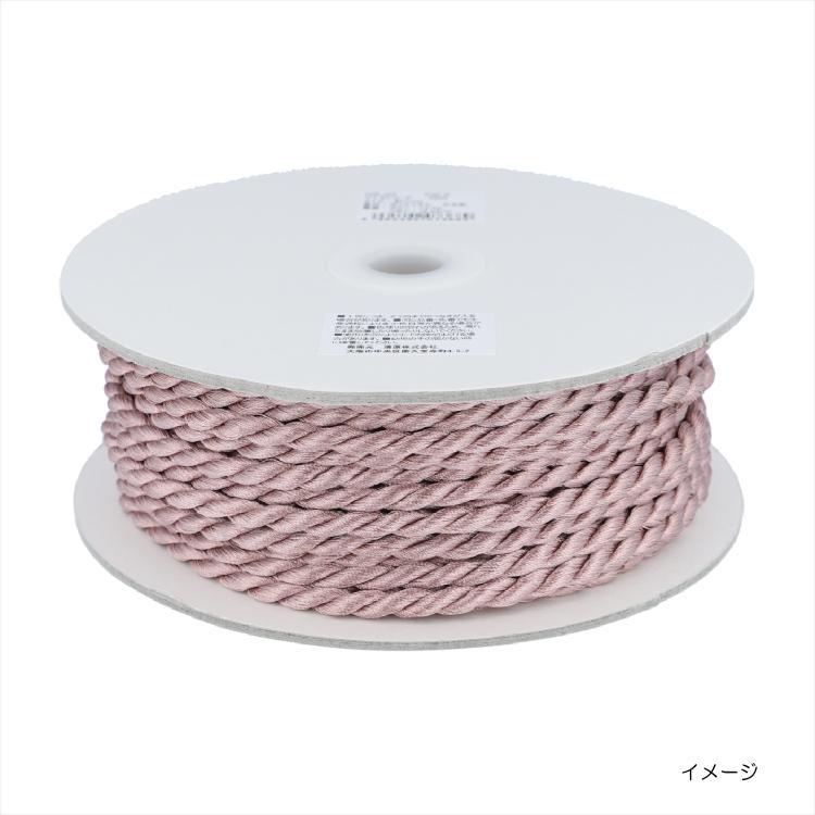 商品の説明 ⇒ 他の種類のコードを探す 商品説明：シルクの様な上質な光沢感と肌ざわりで、大人かわいい、くすみカラーのツイストコード。撚りがほどけづらく、そのままカットしてご使用いただけます。巾着の口紐やバッグの持ち手、雑貨、スマホポーチ、インテリアなどにオススメです。数量1=1M　でカット致します。使用上の注意■同じ品番・色番でも生産過程により、多少色目等が異なる場合があります。■色移りの恐れがあるため、濡れたまま放置したり擦ったりしないでください。■使用状況によりコードの端がほどける場合があります。■幼児の手の届かない所に保管してください。商品サイズ：約7mm径×1Mセット内容：-重量（g）：-材質：ポリエステル包装形態：カット販売単位：M生産国：日本梱包サイズ：-カラー:ピンク ベージュ ブラック グリーン ラベンダー ネイビー ホワイト グレーパーティ・イベント衣装・コスチューム・ワークショップ・知育・おもちゃ・学校教材・教育・運動会・キット・備品・クラフト、補修、手作り、ハンドメイド、手芸、コスプレ、推し活、縫い活、入園、入学、新学期、準備、簡単 激安手芸用品通販店ウイングスだからできる問屋価格です ※工場からのお取り寄せになりますので、ご注文が確定してもタイミングにより売り切れ・入荷待ち状態である場合がございます。 ※お使いのディスプレイや環境によって画像のお色と異なる場合がございます。予めご了承お願いします。 ご注意 ※工場からのお取り寄せになりますので、ご注文が確定してもタイミングにより売り切れ・入荷待ち状態である場合がございます。 ※お使いのディスプレイや環境によって画像のお色と異なる場合がございます。予めご了承お願いします。