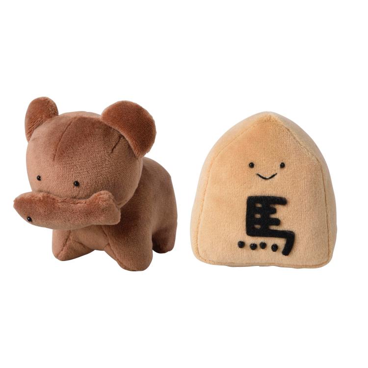 商品の説明 ⇒ 他のキャラクターはこちら 商品説明：てのひらサイズのぬいぐるみが手づくりできるキットです。少しシュールなモチーフに、目はビーズ・口は刺繍糸で作るシンプルなお顔で仕上げる、いまの時代のかわいいを表現した「ふつう」のぬいぐるみです。「推しぬい」シリーズ監修・平栗あずささんの書籍「ふつうのぬいぐるみ」からセレクトしたラインナップです。裁断済みの生地入り、2体のぬいぐるみが作れる内容で、作りやすくお買い得なキットになっています。商品サイズ：【出来上がりサイズ】きぼりのくま：約W6.5cm×H8cm×D9cm将棋のこま：約W6.5cm×H6.5cm×D4cm セット内容：0重量（g）：0材質：生地・フェルト・つぶ綿：ポリエステル100％、ビーズ：ガラス、刺繍糸：綿包装形態：0販売単位：0生産国：中国梱包サイズ：0カラー:-パーティ・イベント衣装・コスチューム・ワークショップ・知育・おもちゃ・学校教材・教育・運動会・キット・備品・クラフト、補修、手作り、ハンドメイド、手芸、コスプレ、推し活、縫い活、入園、入学、新学期、準備、簡単 激安手芸用品通販店ウイングスだからできる問屋価格です ※工場からのお取り寄せになりますので、ご注文が確定してもタイミングにより売り切れ・入荷待ち状態である場合がございます。 ※お使いのディスプレイや環境によって画像のお色と異なる場合がございます。予めご了承お願いします。 ご注意 ※工場からのお取り寄せになりますので、ご注文が確定してもタイミングにより売り切れ・入荷待ち状態である場合がございます。 ※お使いのディスプレイや環境によって画像のお色と異なる場合がございます。予めご了承お願いします。