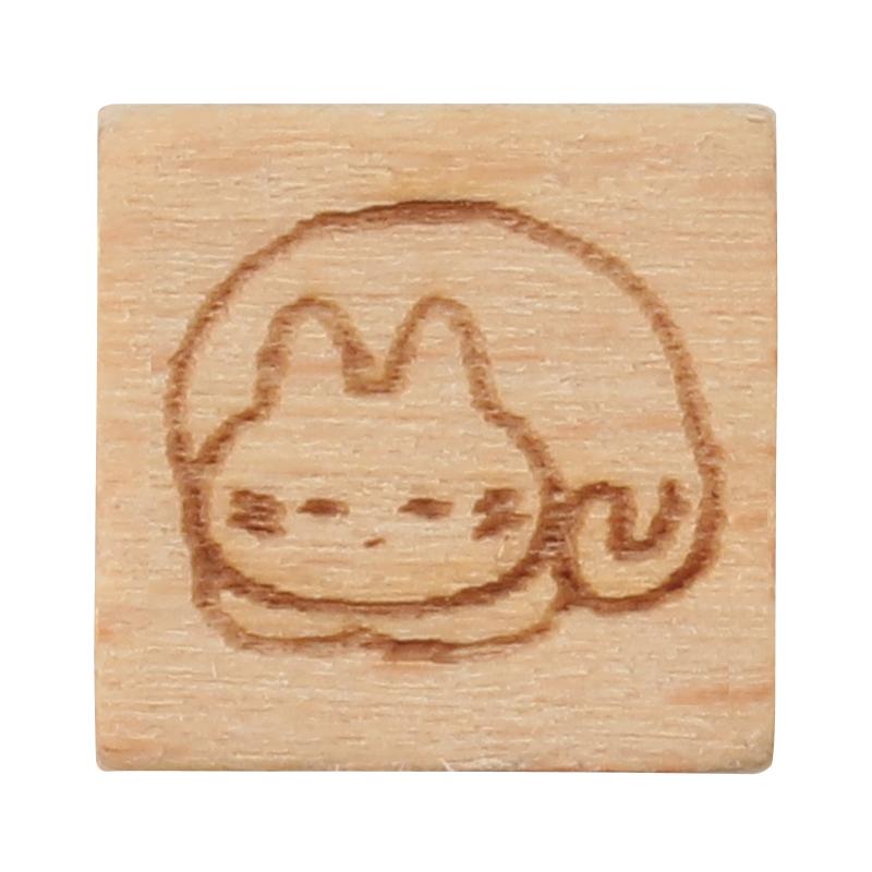 商品の説明 ⇒ 他の種類のハンコ/スタンプを探す 商品説明：ころんと丸まる！かわいいしろねこスタンプ！ころんと丸まった姿がたまらなくかわいい、しろねこの木製スタンプです。やさしい表情と丸いフォルムが、手帳やノートにそっと癒しを添えてくれます。10×10mmのワンポイントサイズで、メモや日記、カレンダーにおすすめです。猫好きの心をくすぐる一押しのアイテムです。スタンプ　木製スタンプ　ゆるいどうぶつ　しろねこ　まるまり　ネコ　猫　はんこ　ゴム印　ゴムスタンプ　アンティーク　クラフト雑貨　手帳　ノート　ラッピング　ギフト包装　プレゼント　かわいい　文房具　ステーショナリー注意:お使いのモニター設定、お部屋の照明等により実際の商品と色味が異なる場合がございます。商品サイズ（単位mm)：10×10×32mmセット内容：本体のみ重量（g）：2材質：木（ブナ)、ゴム包装形態：無販売単位：個生産国：日本パーティ・イベント衣装・コスチューム・ワークショップ・宴会・知育・おもちゃ・工作・自由研究・子供会・宿題・学校教材・教育・運動会・発表会・キット・備品・クラフト・アーテック/Artec 激安手芸用品通販店ウイングスだからできる問屋価格です ※工場からのお取り寄せになりますので、ご注文が確定してもタイミングにより売り切れ・入荷待ち状態である場合がございます。 ※お使いのディスプレイや環境によって画像のお色と異なる場合がございます。予めご了承お願いします。 ご注意 ※工場からのお取り寄せになりますので、ご注文が確定してもタイミングにより売り切れ・入荷待ち状態である場合がございます。 ※お使いのディスプレイや環境によって画像のお色と異なる場合がございます。予めご了承お願いします。