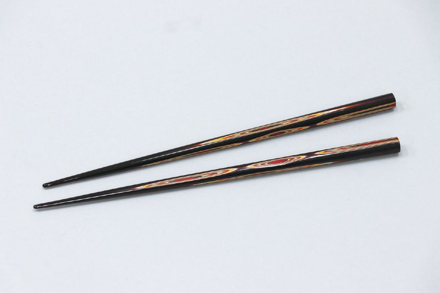 商品の説明 ⇒ 他のクラフト工作用品を見る 商品説明：18層塗装の本格的な堆朱箸異なる番手のサンドペーパーで模様出し→磨き→仕上げの3ステップ。最短3時間で制作可能です。※堆朱箸の積層の色は写真の色と異なる場合があります。商品サイズ：長さ230mmセット内容：堆朱箸黒長さ230mm×1、サンドペーパー＃240140×115mm×1、サンドペーパー＃400140×115mm×1、マジカル研磨パッド×1重量：30g単位：1セット包装形態：袋入包装サイズ：130×230mm 激安手芸用品通販店ウイングスだからできる問屋価格です ※工場からのお取り寄せになりますので、ご注文が確定してもタイミングにより売り切れ・入荷待ち状態である場合がございます。 ※お使いのディスプレイや環境によって画像のお色と異なる場合がございます。予めご了承お願いします。 ご注意 ※工場からのお取り寄せになりますので、ご注文が確定してもタイミングにより売り切れ・入荷待ち状態である場合がございます。 ※お使いのディスプレイや環境によって画像のお色と異なる場合がございます。予めご了承お願いします。