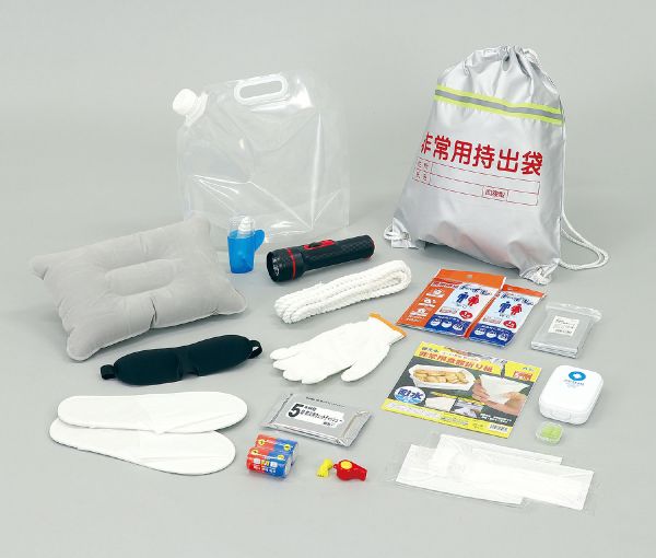 商品の説明 ⇒ 他の防災グッズを探す 商品説明：防災士が監修した防災セット！二泊まで可能な充実したセットです。難燃性のナップサックタイプなので、万一の火事の際にも荷物を守ります。商品サイズ（単位mm)：リュックサイズ：335×450mmセット内容：非常用持出袋×1、非常用アルミシート×1、ホイッスル（ひも付）×1、携帯簡易トイレ×2、エイドチーム×1、非常用食器折り紙×1、軍手×1組、不織布マスク×3、非常用給水袋5L×1、LED懐中電灯×1、単1乾電池（2本組）×1、持ち運び簡単エアー枕×1、立体スポンジアイマスク×1、耳栓×1組、歯ブラシ×1、歯磨き粉×1、コップ（2色アソート）×1、不織布スリッパ×1組、ロープ3m×1、防災用ウェットティッシュ×1重量（g）：0材質：ABS、鉄包装形態：PP袋販売単位：1生産国：中国パーティ・イベント衣装・コスチューム・ワークショップ・知育・おもちゃ・学校教材・教育・運動会・キット・備品・クラフト・アーテック/Artec 激安手芸用品通販店ウイングスだからできる問屋価格です ※工場からのお取り寄せになりますので、ご注文が確定してもタイミングにより売り切れ・入荷待ち状態である場合がございます。 ※お使いのディスプレイや環境によって画像のお色と異なる場合がございます。予めご了承お願いします。 ご注意 ※工場からのお取り寄せになりますので、ご注文が確定してもタイミングにより売り切れ・入荷待ち状態である場合がございます。 ※お使いのディスプレイや環境によって画像のお色と異なる場合がございます。予めご了承お願いします。