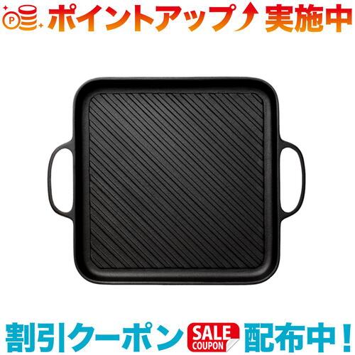鉄板 グリル 27cm食欲をそそるきれいな焼き目が付くグリルパン「鉄板 グリル 27cm」。肉はもちろん、野菜や魚、パンのトーストにもおすすめです。内径約27cm×27cmの大きなグリルパンなので、大きめの食材をそのまま焼き上げたり、数種類の食材を一度にグリルすることができます。キッチンでもアウトサイドでも、いつもとは一味違った豪快な料理シーンを演出してくれる鉄のグリルパンです。型番:CA-031-Sサイズ:W348×D280×H27mm底径:238mm / 深さ20mm重量:3.7kg容量:—材質:鋳鉄※鋳造の性質上、サイズ・重量に多少の個体差があります。※電子レンジでのご使用はできません。出品商品の在庫について当店ならびに仕入先に在庫のある商品を出品しています。当店に在庫が無かった場合、メーカーお取寄せ後の発送になる場合がございます。多店舗販売、入荷数が少ない商品、ご注文をいただいた後に仕入先に手配する商品もございますのでご注文をいただいても、納期遅延や在庫を切らしている場合がございます。その際はメールにてご連絡させていただきます。品切れの際はご容赦下さいませ。