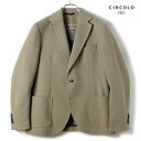 ▼チルコロ1901の他のアイテムはこちら“ オンオフ兼用の¨鉄板¨ジャージージャケットです ” 伊・バーリに本社を構えるテキスタイルカンパニーS.G.L.社が手掛ける、ジャージー素材に特化した革新的なコレクションを展開するブランド「CIRCOLO1901（チルコロ1901）」。2009年秋冬コレクションで発表したイージージャケットが高い評価を受け、今ではイタリアをはじめ世界中の著名なショップで展開される人気ブランドに成長しています。テーラーメイドのスタイルに、プリントやダイイングテクニックで様々な異なる表情を与えた革新的なジャケットは、ファッション業界人からも注目を集めています。ご紹介するのは、ブランドを代表するアイテムとして高い人気を誇る、モダンクラシックな佇まいの2Bジャージージャケットです。ジャージー素材を使用したジャケットの先駆者とも言えるチルコロだけに、シルエット・作り・着用感と、他のブランドの追随を許さない高い完成度を誇ります。今や多くのブランドで展開されているジャージージャケットですが、ジャージー素材のスペシャリストであるチルコロが手掛ける1着は、廉価なジャージージャケットとは一線を画す仕上がりです。ジャージー素材は、伸縮性の高い素材の特性上縫製が難しいのですが、チルコロの場合、伝統的なテーラードの技法を用いることで、テーラードジャケットのような美しいシルエットを実現しています。また、身体の動きを妨げない計算されたパターンで作られているため、腕を上げたり、自転車に乗ったりしても、生地がつっぱらずストレスを感じることがありません。ジャージー素材なので着心地がイイのは当然のこととお思いかもしれませんが、ただ伸縮性のある素材で仕立てただけではこうはいきません。見た目の美しさと着心地の良さを高い次元で融合させる技術はチルコロならでは。一度袖を通せばその素晴らしさをお分かりいただけると思います。生地には、カシミヤタッチがたまらないチルコロの定番素材である、伸縮性と保温性を兼ね備えた裏起毛コットンジャージーが使われています。少し起毛感を持たせたコットンジャージー素材は、ふんわりと柔らかく滑らかなタッチで、極上の着心地を約束してくれます。定番の無地ゆえにコーディネートを選ばず、とにかく汎用性は抜群です。 SIZE サイズ（単位：cm） サイズ 肩幅胸幅袖丈着丈胴囲 50 42 51 64 73 49 モデル CN3580 状態 新品未使用 素材 コットン95％・ポリウレタン5％ シーズン 秋冬 色 ベージュ 参考価格 ￥63,000（税別） 生産国 ルーマニア 備考 ブランドタグ、予備ボタン、専用ハンガー付属 ※袖先は初めから「開き見せ」にて処理済です。