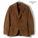 ▼チルコロ1901の他のアイテムはこちら“ オンオフ兼用の¨鉄板¨ジャージージャケットです ” 伊・バーリに本社を構えるテキスタイルカンパニーS.G.L.社が手掛ける、ジャージー素材に特化した革新的なコレクションを展開するブランド「CIRCOLO1901（チルコロ1901）」。2009年秋冬コレクションで発表したイージージャケットが高い評価を受け、今ではイタリアをはじめ世界中の著名なショップで展開される人気ブランドに成長しています。テーラーメイドのスタイルに、プリントやダイイングテクニックで様々な異なる表情を与えた革新的なジャケットは、ファッション業界人からも注目を集めています。ご紹介するのは、ブランドを代表するアイテムとして高い人気を誇る、モダンクラシックな佇まいの2Bジャージージャケットです。ジャージー素材を使用したジャケットの先駆者とも言えるチルコロだけに、シルエット・作り・着用感と、他のブランドの追随を許さない高い完成度を誇ります。今や多くのブランドで展開されているジャージージャケットですが、ジャージー素材のスペシャリストであるチルコロが手掛ける1着は、廉価なジャージージャケットとは一線を画す仕上がりです。ジャージー素材は、伸縮性の高い素材の特性上縫製が難しいのですが、チルコロの場合、伝統的なテーラードの技法を用いることで、テーラードジャケットのような美しいシルエットを実現しています。また、身体の動きを妨げない計算されたパターンで作られているため、腕を上げたり、自転車に乗ったりしても、生地がつっぱらずストレスを感じることがありません。ジャージー素材なので着心地がイイのは当然のこととお思いかもしれませんが、ただ伸縮性のある素材で仕立てただけではこうはいきません。見た目の美しさと着心地の良さを高い次元で融合させる技術はチルコロならでは。一度袖を通せばその素晴らしさをお分かりいただけると思います。生地には、ベロアならではの優雅な光沢感とふっくらソフトな肌触りがたまらない、伸縮性と保温性を兼ね備えたベロアジャージーが使われています。とにかく快適で、ストレスフリーな着心地を約束してくれます。 SIZE サイズ（単位：cm） サイズ 肩幅胸幅袖丈着丈胴囲 48 41 49 66 73 47 モデル CN3621 状態 新品未使用 素材 コットン80％・ポリエステル20％ シーズン 秋冬 色 テラコッタ 参考価格 ￥63,000（税別） 生産国 ルーマニア 備考 ブランドタグ、専用ハンガー付属 ※袖先は初めから「開き見せ」にて処理済です。