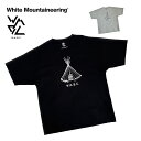 W.M.B.CのグラフィックプリントTシャツ。ティピーテントのイラストのプリント。バックには、"White Mountaineering Base Camp"のロゴプリント。ワイドシルエット 綿100% 軽い着心地