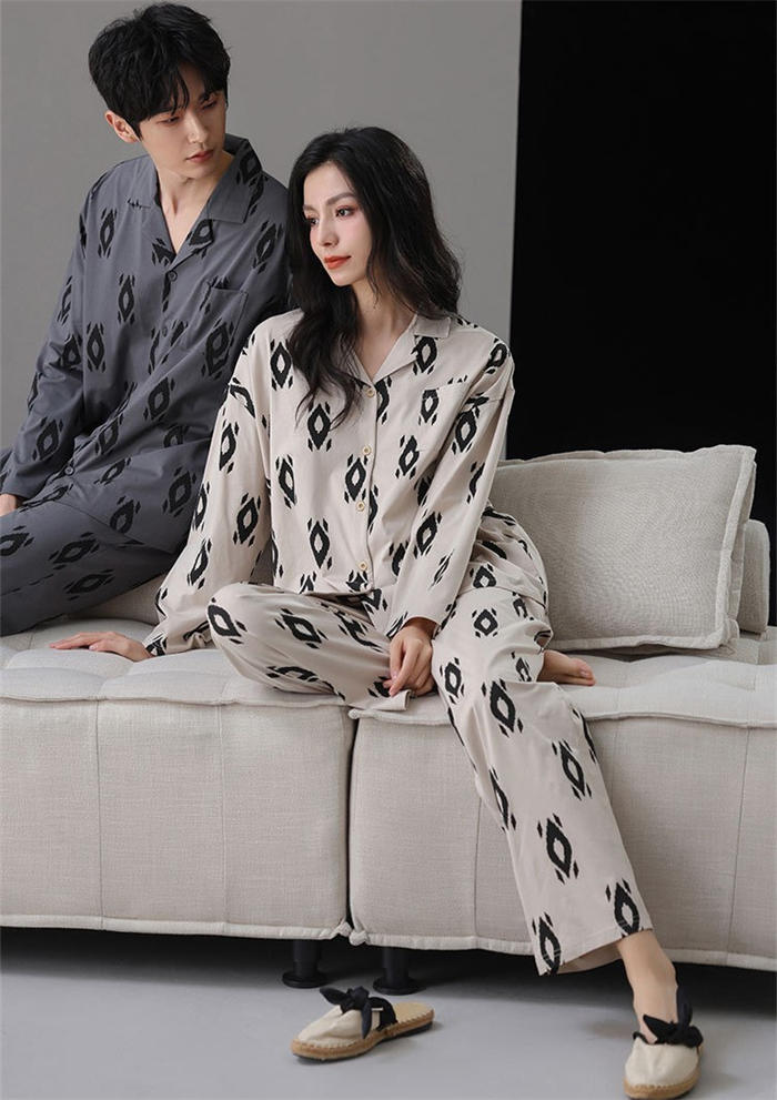 ワイズサク屋　楽天市場店の綿 パジャマ レディース メンズ 上下セット トップス ボトムス 長袖 春 秋 冬 前開き シャツ 総柄 ロングパンツ ウエストゴム セットアップ カップル ルームウェア 2点セット 部屋着 寝間着 寝巻き おそろい コットン ソフト ストレッチ 抗菌 消臭 プレゼント ギフト｜アングル2