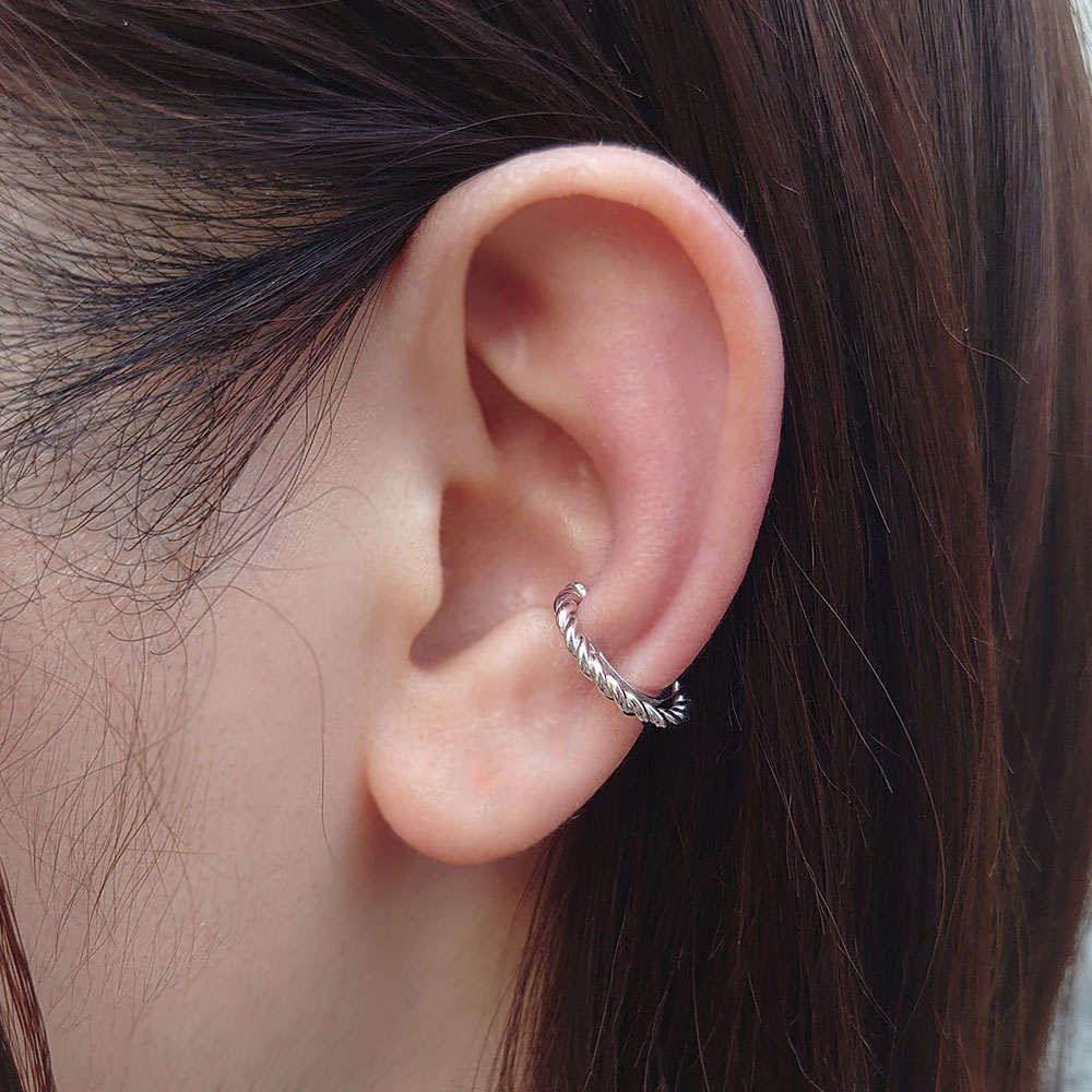 WISP JEWELRYのイヤーカフ シルバー925 スマイル モチーフ レディース WISP ウィスプ ジュエリー プレゼント ギフト シンプル イヤカフ ニコちゃんマーク かわいい SV925 重ね着け 上品 大人女子 ノンホールピアス｜アングル2