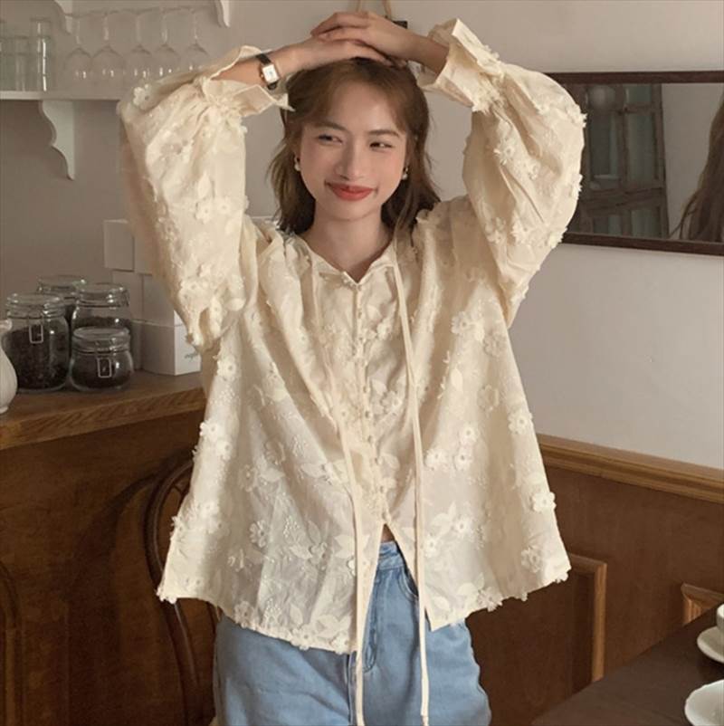 トップス シャツ ミドル丈 長袖 袖口ふんわり ベルカフス Vネック ストレート 前開き ボタン 立体刺繍 刺繍 2WAY 首元リボン リボン かわいい シンプル カジュアル おしゃれ メンズライク ガーリー フラワー 花 ボタニカル 送料無料 個性的 トップス 春 夏 秋 10代 20代