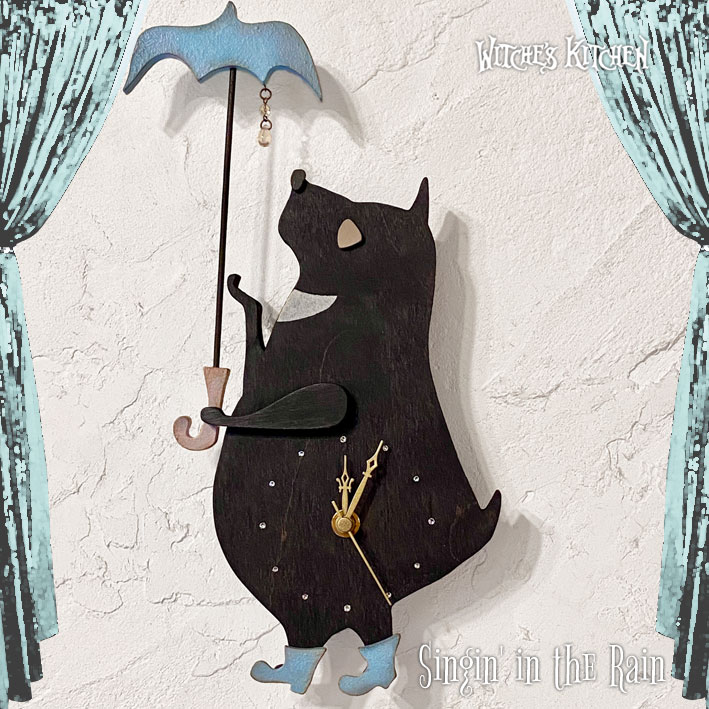 壁掛け時計 かわいい ハンドメイド 【 Singin' in the Rain・雨に唄えば 】 Witche's Kitchen ウォールクロック 木製 くま クマ テディーベア 時計 壁掛け 可愛い [3]