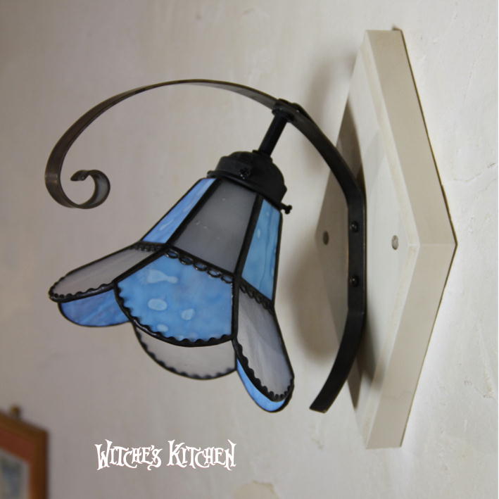壁掛けライト ブラケットライト おしゃれ 壁掛け照明 ステンドグラス 照明 ガラス 間接照明 洗面所 北欧 インテリア照明 リビング アンティーク 照明器具 玄関照明 電気 玄関ライト ブルー フラワー LED対応 Witche's Kitchen 【 Vivian Blue ヴィヴィアン ブルー 】 2
