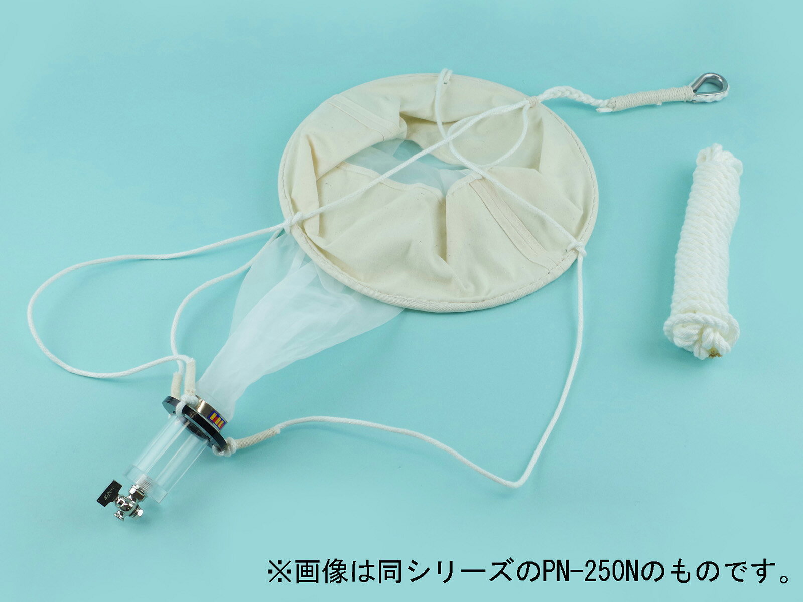 ●水中の微生物を採集するのに使用するネットです。 ●水中のプランクトンを効率よく捕集するためのもので、丈夫な構造になっています。 ●こしとった生物はネットの下部にたまり、金属活栓を緩めると水とともに出てきます。 ●ロープは5mありますので、水辺から小高い所でも採集が可能です。 ●金属製活栓、ロープ（5m）付き。 【仕　様】 品　番：G40-3501 型　式：PN-300N 網の大きさ：φ300mm×長さ約630mm オープニング（穴の大きさ）：約0.13×0.17mm 材　質：ポリエステル（網） 入　数：1