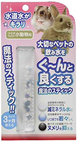 動物たちの身体の60%~70は水でできています。 人間にとって良いお水と、ウサギちゃん、ハムちゃんなどの小動物にとって良いお水は果たして同じなのでしょうか？ お水の浄化に取り組んできたアクアリウムメーカーだからこそ「水」について真剣に考えました。大切な家族であるペットたちにワンランク上の良いお水を与えてあげませんか？ 給水ボトルに入れるだけで手軽に軟水の美味しいお水が作れます！ 銀イオンボールで雑菌も抑えられるのでいつでも綺麗なお水が維持できます。 ※給水ボトルやノズル、スティックはこまめに洗いましょう。 ウサギやハムスターなどの小動物たちが、安心して美味しく飲めるお水にしませんか？ 朝用意した水が夕方まで残っている。このお水って大丈夫なの？ ミネラルウォーターってウチの仔にも良いお水なのかしら？ 飲み水の器がヌルヌルしているんだけど、これって心配... ペットの飲み水って...水道水、浄水器のお水、専用のお水、何が一番良いの？ これらの水に関する心配や疑問を、手軽に解決してくれるのが魔法のスティックとディスクです。 給水器やボトルに水道水と一緒に入れておくだけで小動物たちにとって良いお水を簡単に作ることが出来ます。 3色の特殊セラミックがペットに最適な水へ改善します。 入れるだけで水道水をペットにやさしい軟水に 軟水化ボール 泌尿器系の病気にかかりにくくする 抗菌ボール+竹炭ボール 銀イオンの力でぬめりを抑える 水素発生ボール 水素水でいつまでも若々しく 商品情報 本体重量40g 本体サイズ(幅X奥行X高さ) :11×3×20cm 生産国日本 内容成分活性アルミナ、水素還元セラミック、殺菌セラミック 保存方法飲料期限は常温1日、冷蔵庫で1週間くらいを目安にしてください。 メーカーB-blast 連絡先株式会社 B-blastTEL：078-855-3416 販売者ウィズペットストア住所：愛知県一宮市赤見4丁目6-7-A101 広告文責ウィズペットストア電話:0586-83-1511 商品区分小動物飲み水 水素水 ハムスター デグー リス 関連商品 ■魔法のスティック mini ミニ 小動物用 ウサギ ハムスター 水素水 飲み水 2個セット ■B-blast 魔法のスティック mini ミニ ■ビーブラスト 魔法のスティック 犬猫用 ■魔法のスティック 犬猫用 お得な3本セット