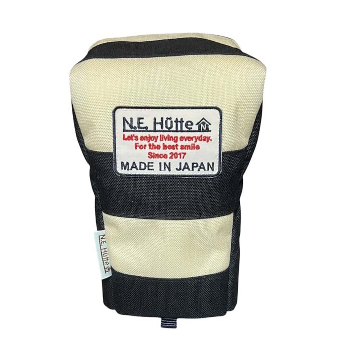 サイズ サイズ外寸 縦：120mm×横幅：125mm×高さ：180mm 素材 コーデュラナイロン1000 製造国 日本お気に入り登録で お得な クーポン・ポイント 情報GET!! この商品を お気に入り登録する N.E.Hutte ネオマレット型 パターカバー ブーツタイプ ネイビーホワイト パターヘッドからシャフトネックにかけて保護する新しい形のパターカバーです。 表生地は米インビスタ社のコーデュラナイロン1000を使用。 ネイビー色とホワイト色を縫い合わせボーダー柄としています。 内部生地は厚手のフリース素材で滑りも良くしています。 内部のクッション材も4枚重ねでふっくら柔らか大切なクラブを保護します。 ブランドタグはオリジナルワッペンを採用。 開閉はファスナーを採用する事によりネック部分の融通性を確保しています。 ネオマレット型の色々なタイプに対応しゼロトルクタイプ、クランクネック、トラスタイプ、センターシャフトにお使い頂けます。（注、L.A.B.GOLF DF3、ODYSSEY Ai-MAXタイプパターは対応不可） カーポンシャフトや塗装付きシャフトの傷を防ぐのは基より、他のクラブへのシャフトも傷つけません。 開閉部分はファスナーの為、マジックテープのビリビリ音がしませんのでグリーン上の取り出しも気になりません。 また、パターキャッチャー用フックも取り付けています。 日本の工場で丁寧に縫製しています。