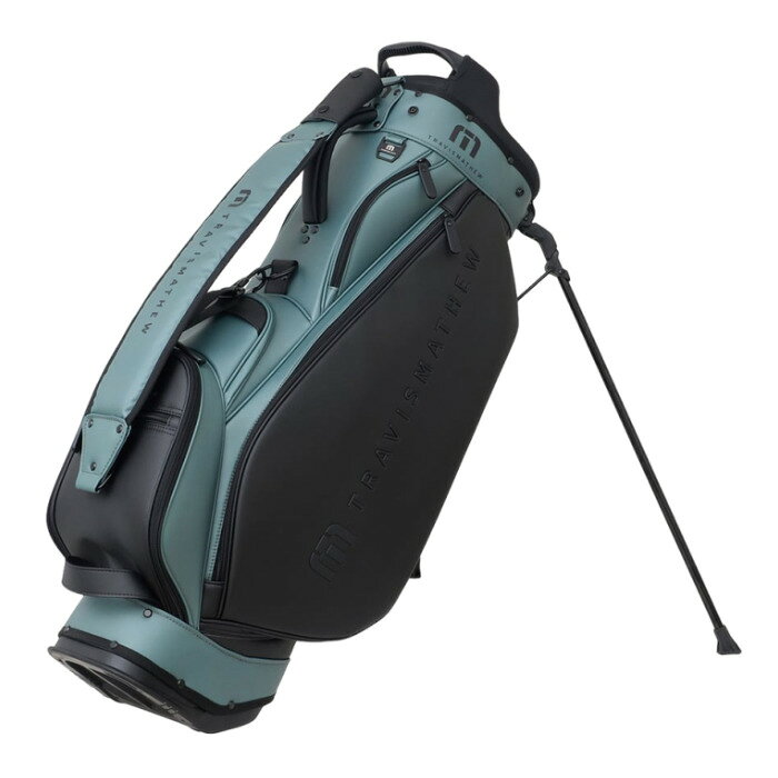型番 7AN902-3BAG サイズ 9.5型(47インチ対応) 重量 3.6kg 素材 ポリエステル 原産国 中国お気に入り登録で お得な クーポン・ポイント 情報GET!! この商品を お気に入り登録する TravisMathew RTM スタンドバッグ カジュアルなデザインを好むゴルファーに向けた「RTM スタンドバッグ」。モダンなカラーブロッキングがクリーンで洗練された印象を与え、男女問わず幅広いスタイルにマッチします。ゴルフ場でも日常のスタイルにも溶け込む、TravisMathewらしいスマートなデザインです。