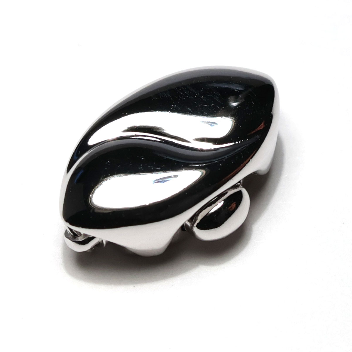 ■SILVER　差し込みプッシュ式クラスプL　ロジューム加工 ■約17.1mm（横）×10.5mm（縦）　片面　 ■刻印：シルバーを表す　SILVER　と　Patent(特許)があることを示す　PAT.　あり *差込金具に方向性が決まっていないので、360度どの方向からも差し込むことが出来る。外す際はボタンを押すだけ、簡単で使いやすい。パールネックレスの交換、修理用パールネックレス用の留め金具　Lサイズ