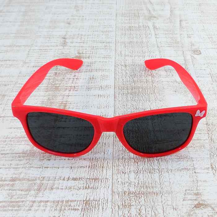 商品説明サイズ幅14.5cm×高さ4.5cm×奥行15cm UV400素材プラスチック色レッド商品説明シンプルなデザインのファッショングラスです。テンプルにはキャラクターとハイビスカスやパームツリー等、ビーチリゾートの雰囲気が描かれておりま...