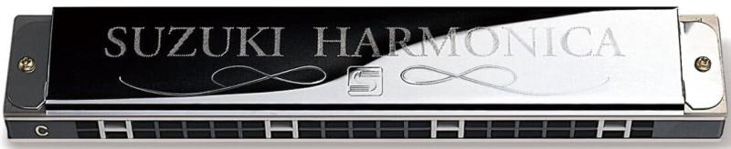 SUZUKI スズキ 21穴複音ハーモニカ スズキ スペシャル SU-21SP-N C調複音ハーモニカの入門用モデルSU-21SPのリニューアルモデル。ハーモニカのデザイン、吹きやすさはそのままに、ケースは新たにセミハードケースが採用されています。吹き口には「ド」の位置がわかるポジションマークがあるので、吹き始めの音がどこにあるのか、音を探すときの目安になります。調子は全8調子(C・C#・G・G#・A・A#・Gm・Am)メンテナンスではリードプレートの繰り返しの交換やパーツ全てを外してのクリーニング、ボディの水洗いが可能なので清潔に保てます。