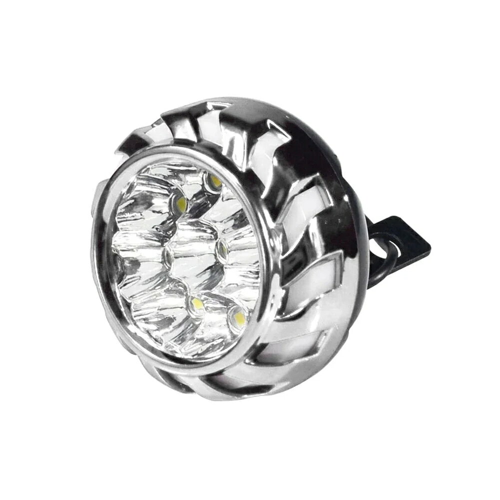 丸型シルバーのLEDヘッドライト風デザインで、フロント周りをすっきり引き締める交換用ライトです。反射板の立体感と光の広がりが見た目にも実用にもこだわりたい方におすすめ。・カラー シルバー・形状 丸型ヘッドライト風・デザイン 反射板の立体感で存在感アップ・質感 金属調のシルバーフレームで高級感・用途 交換用ライトとしてフロント周りのドレスアップに・光り方 高輝度LEDで明るい印象を演出・汎用性 車両のライト交換や補助ライト用途に対応・防水設計で日常使用にも安心感・配線や取付は既存ライトの交換を想定した汎用タイプ車体に合わせてシルバーの統一感を出したい方にぴったり。暗い場所での視認性と、見た目のカスタム感を同時に楽しめるアイテムです。