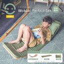 商品情報 名称 Wobbel Perfect Set ウォーベル・デック＆ピロー パーフェクトセット サイズ・仕様 素材・製造 【ボード本体】 Wobbel Original／ウォーベル・オリジナル (フェルトなし) サイズ（長さ×幅×高さ）：約90×30×21cm 木材：FSC®認証ブナ材 仕上げ：透明水性ラッカー 本体重量：約4.5kg 年齢：0から100歳 耐荷重：200kg 安全基準：CE、ASTM、AU/NZS、ST Wobbel XL／ウォーベル・エックスエル (フェルトなし) サイズ（長さ×幅×高さ）：約120×40×25cm 木材：FSC®認証ブナ材 仕上げ：透明水性ラッカー 本体重量：約6.5kg 年齢：0から100歳 耐荷重：200kg 安全基準：CE、ASTM、AU/NZS、ST 【専用クッション】 Wobbel Deck &amp; Pillow Original ／ウォーベル・デック＆ピロー・オリジナル OEKO-texファブリック 水性インク フロンガス（CFC）フリー フェアプロダクション（EU のフェアトレード原則に基づいた製造） すべてEU圏内で製造 水洗い可能 36ヶ月以上のキッズ向け Wobbel Deck &amp; Pillow Original ／ウォーベル・デック＆ピロー・オリジナル OEKO-tex®ファブリック 水性インク フロンガス（CFC）フリー フェアプロダクション（EU のフェアトレード原則に基づいた製造） すべてEU圏内で製造 水洗い可能 36ヶ月以上のキッズ向け 製造元 Wobbel BV（オランダ） ●デザイン：オランダ ●製造：EU 安全基準 世界でも厳しいと言われる欧州の安全基準(CE マーク)の他、世界的な安全基準である ASTM規格、オーストラリア、ニュージーランドの安全基準 AU/NZS 規格をクリア。 強度や有害物質の心配がありません。 注意事項 ※『Wobbelオリジナル(フェルトなし)』『Wobbelエックスエル (フェルトなし)』は凸面にウールフェルトがついていません。 フローリングや硬い床面でのご利用は、製品本体と床面の両方を傷めることがあります。ラグやカーペットなどの敷物の上か、畳など柔らかい床面での使用をおすすめします。 ※自然素材を使用し職人が手作業で作り上げているため、一台ごとに個性があります。モニター環境によって写真と実際の木目や色味が多少異なることがあります。世界に一台の美しさをおたのしみください。 【使用上の注意】 Wobbel は動きの大きい玩具です。使用中は常に親または大人が監督する必要があります。 梱包について 梱包について 配送には、製品を安全にお届けできるよう特別にデザインされたリサイクル可能な専用ボックスを使用し、プラスチックを使った余分な梱包材は使用していません。 また、大型商品のためラッピングサービスはありませんが、Wobbel公式ロゴの入った専用ボックスでお届けしております。ボックスを使ったたのしいアイデアが世界中からたくさんシェアされています！ぜひ、インスタグラム@wobbeljapanのストーリーズハイライトからご覧ください。 Wobbel社はつねに環境負荷の削減に配慮した活動をしています。例として、製品に使用されているすべての木材は森林の環境保全に配慮し、継続可能な形で生産された木材（FSC）です。また、製造過程でうまれる木片も熱源として活用するなど、なるべくロスを無くす努力を続けています。 子どもたちの未来を守る取り組みにご理解をいただき、誠にありがとうございます。