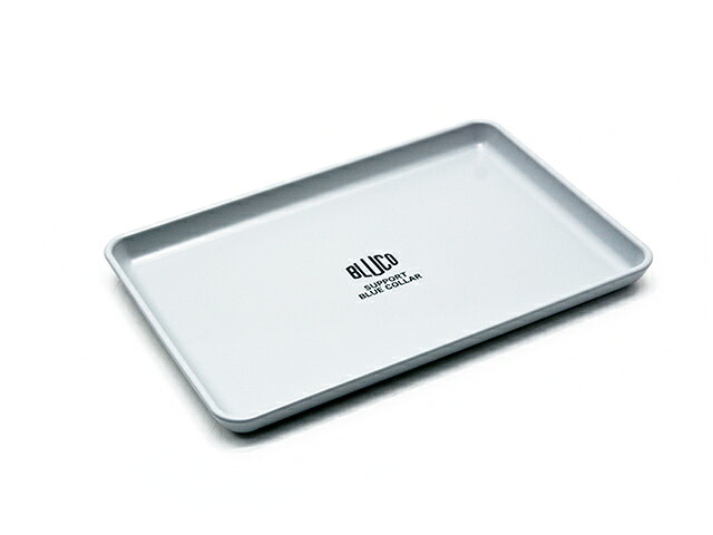 ギフト対応【Accessory Plate】 商品詳細 【BLUCO/ブルコ】の2026SSコレクションより「Accessory Plate/アクセサリープレート」になります。 玄関先のキープレートやアクセサリープレートに最適。 軽量設計で持ち運びやすく、日常使いにも便利なアイテムです。 【品番：164-81-007】 【カラー：グレー】 【素材：ABS樹脂、PET樹脂(再生PET使用)】 【サイズ：幅24cm×高さ1.7cm×奥行16.5cm】