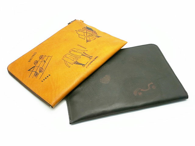 全2色【GLAD HAND/グラッドハンド】×【vasco/ヴァスコ】2023AW「Leather PC Sleeve”GLAD POSTALS”/レザーPCスリーブ”グラッドポスタルズ”」【あす楽対応】(ハーレー/バイカー/アメカジ/ホットロッド/プレゼント/WOLF PACK/ウルフパック)