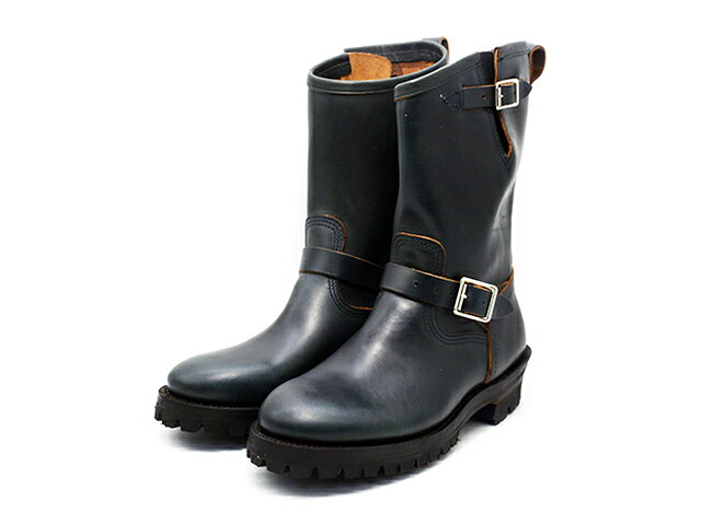ギフト対応【10inch Engineer Boots”Chromexcel”】 商品詳細 【Makers/メイカーズ】の「10inch Engineer Boots”Chromexcel”/10インチエンジニアブーツ”クロムエクセル”」になります。 クロムエクセルレザーを使用したエンジニアブーツです。 クロムエクセルレザーのHORWEEN社は、1905年にアメリカはシカゴにて創業された皮革鞣しのメーカーです。 100年以上、変わらぬ伝統手法で鞣す革に関しては、他の比較出来ぬほど美しく繊細で、かつ屈強な面も持つ唯一無二の存在感があります。 HORWEEN社が誇る有名な革は2種類あり、”クロムエクセルレザー”と”シェルコードバンが代表として存在し、特にシェルコードバンに関しては革業界で”革のダイヤモンド”とも言われております。 クロムエクセルレザーは、ほぼ100年前に開発された手法で選別によって選び抜かれた皮革を”コンビ鞣し”という方法で鞣し、牛脂、蜜蝋、植物性油、魚脂などの計4種類以上の油脂をブレンドした、特性オイルを塗り込み皮革に浸透させた牛革のHORWEEN社独自の製品名です。 履き込むほどにヴィンテージ感溢れる表情となり、シングルレザーソールをチョイスすることでクラシックな雰囲気とともに反り返りの良さも味わえます。 高い耐磨耗性を誇り、衝撃吸収力、グリップ力も強い。 迫力のルックスからも指示が高く、ハードな見た目に反して、履き味が柔らかいのも特徴のVibram #100ソールを使用。 更に履き込む程にご自身の一部になり、他に代えがたい一足になります。 【ネイビー】 【品番：10inch Engineer Boots”Chromexcel”】 【カラー：ネイビー】 【製法：グッドイヤーウェルト】 【レザー：クロムエクセル】 【ソール：Vibram #100】 【ヒール：Vibram #100】 【ミッドソール：シングル】 【ワイズ：E】 【サイズ：6・6.5・7・7.5・8・8.5・9・9.5・10】