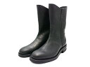 ギフト対応【Roper Boots”COOPER”】 商品詳細 【Makers/メイカーズ】の「Roper Boots”COOPER”/ローパーブーツ”クーパー”」になります。 GUIDI社のホースバットレザーを使用し、ヴィンテージのペコスブーツを参考に製作されたクラシカルなローパーブーツです。 このブーツで使用しているホースバットレザーは履き込む程に馬革特有のヴィンテージ感溢れる表情となり、シングルレザーソールをチョイスすることでクラシックな雰囲気とともに反り返りの良さも味わえます。 ラストはコードバンラインで使用している木型(BKS223A)を使用しており、日本人の足型に多い甲幅が広く、踵が小さい形状をデザインしており、プルオンブーツでありながら極上のフィット感を着用するほどに感じて頂ける一足となっています。 アウトソールとヒールにはヴィンテージ感の有るVibramネオプレーンを装着しミッドソールはオイルを十分に含ませたベンズレザーを採用。 更に履き込む程にご自身の一部になり、他に代えがたい一足になります。 【ブラック】 【爪先の形状はラウンドトゥで、製法には「グッドイヤーウェルテッド製法」を用いたダブルステッチで仕上げられております。】 【ローパーブーツらしいラウンドした履き口に、両サイドに付くプルループ。】 【ソールエッジはブラック仕上げ、アウトソールにはヴィンテージ感の有るVibramネオプレーンを装着。】 【フロント同様にヒールにもVibramネオプレーンを装着し、インソールにはブランドネームの箔押し。】 【オリジナルBOX】 【品番：Roper Boots”COOPER”】 【カラー：ブラック】 【製法：グッドイヤーウェルト】 【レザー：GUIDIホースバット】 【ソール：Vibramネオプレーン】 【ヒール：Vibramネオプレーン】 【ミッドソール：シングル】 【ワイズ：E】 【サイズ：7・7.5・8・8.5・9・9.5・10】