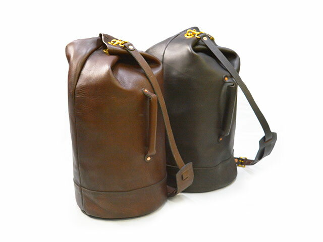 ギフト対応【Leather Duffle Bag】 商品詳細 【vasco/ヴァスコ】の「Leather Duffle Bag/レザーダッフルバッグ」になります。 ヴァスコの「旅の道具」というコンセプトの元、バッグ・革小物を創造するブランドです。 コンセプトでもある旅の道具には「淘汰されていくなかで残り続けるもの」という意味を込め、時を経ても輝きを失わないヘビーデューティーなアイテムを創造しております。 姫路産のフルベジタブルタンニンレザーを丘染めと呼ばれる伝統的な手染め製法で染め上げた後、コガシ加工、オイル加工を施し、ヴィンテージのような風合いに仕上げたブランドを代表するシリーズ。 丘染めは19世紀にイタリアのサンタクローチェ地方で生まれ、色の濃淡や味わい深くエージングすることから現在も愛されています。 近年は手染めができる技術のある皮革職人は世界でも有数の存在となり、稀少な製法となりました。伝統的な鋳物や真鍮無垢の金具も皮革に合わせてエンジング加工しました。レザーと共に経年変化を楽しめます。 米国やヨーロッパの海軍水兵が私物を入れるために使用していたボンサックをモダナイズしたレザーダッフルバッグです。 大容量のメインコンパートメントは、サイドのジッパーから荷物の出し入れができ、ナスカン着脱式のショルダーがつきます。 ファスナーはヴィンテージ感のある「WALDES ZIPPER」を採用。ライナーは堅牢度に優れたキャンバスを使用。 ブランドのアイデンティティである「旅の道具」を象徴するアイテムです。 【ブラウン】 【ブラック】 【品番：Leather Duffle Bag】 【カラー：ブラウン・ブラック】 【素材：表地＝牛革(カウレザー)、裏地＝コットン100%(キャンバス)】 【サイズ：縦55cm×横27cm×奥行27cm】