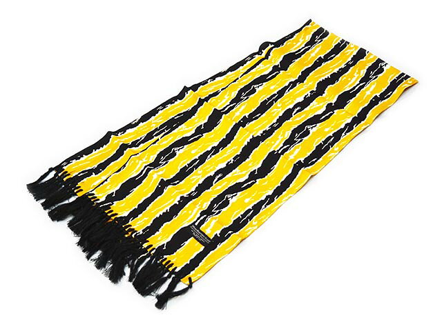 ギフト対応【Tiger Scarf】 商品詳細 【WEARMASTERS by ATTRACTIONS/ウエアマスターズバイアトラクションズ】のスカーフコレクションより「Tiger Scarf/タイガースカーフ」になります。 威厳ある装いの中で、優雅に揺らめく一本の彩り。 首元を飾るその一枚は、貴方を象徴するエンブレム。 シルクのような滑らかさで肌を包み込む、高品質フィラメント糸を使用したオーセンティックレーヨンファブリック。 気品が漂い、個性が際立つ、ウエアマスターズ・スカーフコレクション。 ※こちらの商品は、ギフトにも適した専用の化粧箱が付属します。 【ブラック】 【品番：Tiger Scarf】 【カラー：ブラック】 【素材：レーヨン100%】 【サイズ：縦123cm×横27cm×タッセル7cm】