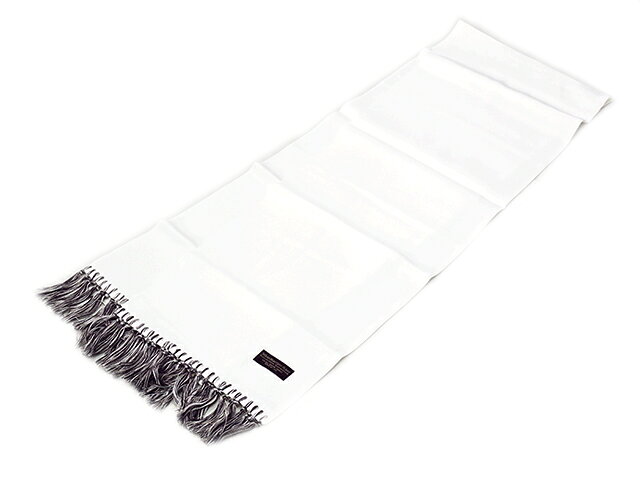 ギフト対応【White Solid Scarf】 商品詳細 【WEARMASTERS by ATTRACTIONS/ウエアマスターズバイアトラクションズ】のスカーフコレクションより「White Solid Scarf/ホワイトソリッドスカーフ」になります。 威厳ある装いの中で、優雅に揺らめく一本の彩り。 首元を飾るその一枚は、貴方を象徴するエンブレム。 シルクのような滑らかさで肌を包み込む、高品質フィラメント糸を使用したオーセンティックレーヨンファブリック。 気品が漂い、個性が際立つ、ウエアマスターズ・スカーフコレクション。 ※こちらの商品は、ギフトにも適した専用の化粧箱が付属します。 【ホワイト】 【品番：White Solid Scarf】 【カラー：ホワイト】 【素材：レーヨン100%】 【サイズ：縦133cm×横27cm×タッセル7cm】