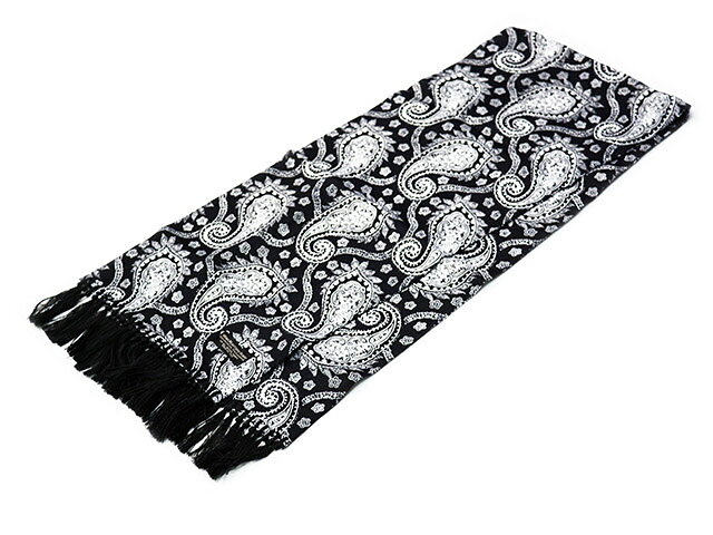 ギフト対応【Black Big Paisley Scarf】 商品詳細 【WEARMASTERS by ATTRACTIONS/ウエアマスターズバイアトラクションズ】のスカーフコレクションより「Black Big Paisley Scarf/ブラックビッグペイズリースカーフ」になります。 威厳ある装いの中で、優雅に揺らめく一本の彩り。 首元を飾るその一枚は、貴方を象徴するエンブレム。 シルクのような滑らかさで肌を包み込む、高品質フィラメント糸を使用したオーセンティックレーヨンファブリック。 気品が漂い、個性が際立つ、ウエアマスターズ・スカーフコレクション。 ※こちらの商品は、ギフトにも適した専用の化粧箱が付属します。 【ブラック】 【品番：Black Big Paisley Scarf】 【カラー：ブラック】 【素材：レーヨン100%】 【サイズ：縦123cm×横27cm×タッセル7cm】