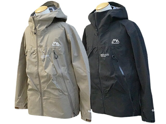 ギフト対応【AR Shell COEXSIT】 商品詳細 【COMFY OUTDOOR GARMENT/コムフィーアウトドアガーメント】の2023FWコレクションより「AR Shell COEXSIT/ARシェルコエクジスト」になります。 AR=ALL ROUNDという名を冠したこの型。 無駄なデザインを排除し、必要なディテールに＋アルファを持ってきたシェル。 左右のジップ一本で上下2つのポケットにアクセスできるようにしてある。 COEXIST LINEの基本概念。 暴風・雨・極寒といった極限状況に抗う・対抗するといったハイスペックなギアとしてアパレルは存在する。が、そもそも自然状況に抗う既存の概念自体に違和感がある。 コムフィとしては抗うのではなく共存していけるハイスペックなアパレルをCOEXIST LINEとして他の型と差別化していく。 今期は耐水20000透湿20000撥水度5レベルで今までと全く違う質感の少しごつめのストレッチ3レイヤー変更しました。 【ダークグレージュ】 【ブラック】 【左胸プリント/左袖口プリント】 【フード部/フードドローコード】 【ジップ一本で上下2つのポケットにアクセスできるポケット/ベロクロカフス】 【2WAY止水フロントジッパー/キャリーベルト】 【内ポケット/ブランドネームタグ】 【品番：CMF2302-J07C】 【カラー：ダークグレージュ・ブラック】 【素材：ポリエステル100%】 【サイズ：M・L・XL】 Size M L XL 身幅 65cm 67.5cm 70cm 着丈 75.5cm 77cm 78cm 袖丈 62.5cm 62.5cm 63.5cm