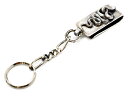 ギフト対応【Snake Clip Type Key Chain】 商品詳細 【Peanuts&Co/ピーナッツカンパニー】の「Snake Clip Type Key Chain/スネーククリップタイプキーチェーン」になります。 スネークが装着されたSilver925製クリップを使用したキーチェーンです。 まっすぐに伸びるこのキーチェーンはどこから見ても〇。回転する部分はホースシューのデザインになっています。 古代から縁起のいいモチーフとして、3頭の馬や蛇をPeanuts&Coのフィルターを通して作りました。 ソリッドでシンプルにオールシーズン いつ身に付けてもハマるデザインにしました。 洋服のデザインは変化し続ける中、 どのスタイルにも合うように、主張しすぎずミニマムなデザインの物達です。 【Silver925】 【オリジナルBOX】 【品番：Snake Clip Type Key Chain】 【カラー：シルバー】 【素材：Silver925】 【サイズ：全長12cm】