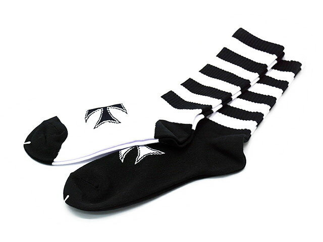 ギフト対応【CROSS Cotton Socks】 商品詳細 【RED TAiL/レッドテイル】の2026SSコレクションより「CROSS Cotton Socks/クロスコットンソックス」になります。 Cotton100%素材を使用した、デイリーユースに最適なミディアム丈のオリジナルソックスです。 肌当たりの良いコットンならではの柔らかな風合いと優れた吸湿性を備え、シーズンを問わず快適な履き心地を実現。 適度な厚みを持たせることで耐久性にも優れ、普段使いから長時間の着用まで幅広く対応します。 履き口は締め付けすぎない程よいフィット感に仕上げ、足全体をしっかりと包み込むホールド性と、足裏への負担を軽減するクッション性を両立。 スニーカーはもちろん、ワークブーツやエンジニアブーツとの相性も良く、快適な履き心地をサポートします。 デザイン面では、シューズを履いている際はシンプルな印象を保ちながら、スニーカーやブーツを脱いだ瞬間にさりげなく個性を演出する柄を採用。 細部までこだわり抜いたグラフィックがコーディネートのアクセントとなり、見えない部分にもブランドの世界観を感じられる一足に仕上がっています。 【ホワイト】 【ブラック】 【品番：CROSS Cotton Socks】 【カラー：ホワイト・ブラック】 【素材：コットン100%】 【サイズ：フリーサイズ】