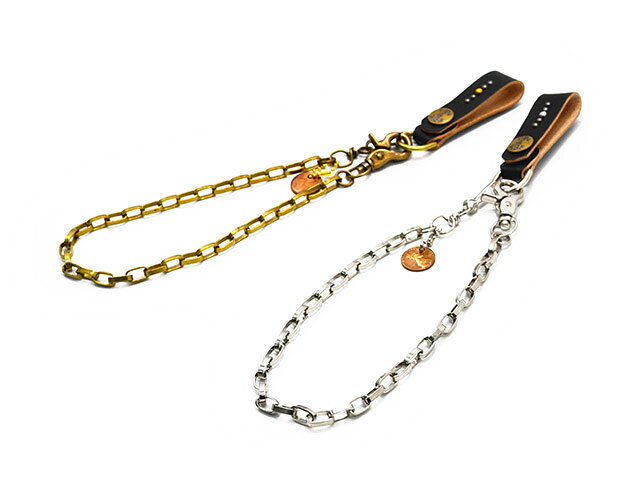ギフト対応【2way Wallet Chain】 商品詳細 【Vin&Age/ヴィン&エイジ】の2026AWコレクションより「2way Wallet Chain/2ウェイウォレットチェーン」になります。 ミッドセンチュリー系アクセサリーの制作を得意とする”A-Metal”に別注をかけた真鍮製ウォレットチェーンです。 デニムやチノパンにスタイリングしやすいスクエア型チェーンを採用。 レザー部分はチェーンと取り外せるため、キーホルダー単体としても使用可能な2wayタイプ。 チェーンエンド部分にはアクセントに「幸運の1セントコイン」(ラッキーペニー)をセットしております。 【ブラック×シルバー】 【ブラック×ゴールド】 【品番：2way Wallet Chain】 【カラー：ブラック】 【素材：本体＝牛革、パーツ＝真鍮】 【サイズ：全長40cm】