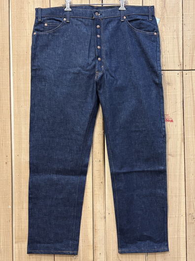 ■ブランド；LEVIS（リーバイス） ■品名；リーバイス・LEVIS 505 カスタムメイク ■仕様；デッドストック（DEAD STOCK）／1980年代の未使用の新品 ■製造国；アメリカ（MADE IN USA） ■仕入先；アメリカ、カリフォルニア（CALIFORNIA） ■サイズ；表示；W42×L30 ■実寸；W42×L31（インチ） ウエスト；107CM×股下；79CM/ワタリ；36CM（足付け根)/すそ幅；22.5CM ■詳細；未使用品、LEVISのスナップボタンにカスタムされている　82年表記　MADE IN USA ■色；100％（リジッド） ■程度；極上 ■ダメージ；オレンジタグが切れている、紙パッチが取れている ★コメント； 82年表記505未使用のデッドストックです。 フロントジッパーが取られLEVIS純正の刻印されたスナップボタンにカスタムメイクされています。縦落ちするいいデニムが使われており80年代のものなので色落ちが楽しみです。　