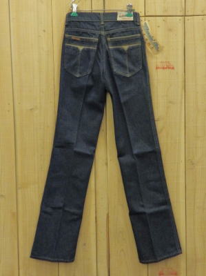 ■ブランド；LEVIS（リーバイス） ■品名；LEVIS MOOVIN ON ブーツカット　デッドストック ■仕様；デッドストック（DEAD STOCK）／1980年代の未使用、新品 ■製造国；MADE IN USA/米国 ■仕入先；アメリカ、カリフォルニア（CALIFORNIA） ■サイズ；表示；W28×L32 ■実寸；W28（71CM）×L32（81CM） ■詳細；素材；綿混紡デニム（綿64％/ポリ36％）、TALONジッパー　センターライン ■色；100％（リジッド） ■程度；極上 ■コメント； 80年代初期のデザイナージーンズの流行った頃のデッドストックジーンズです。スタイリッシュなシルエットです。　