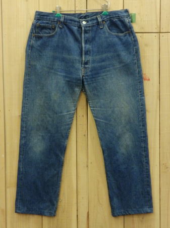 ■ブランド；LEVIS（リーバイス） ■品名； 501ハチマル カンヌキモデル　（80S）ヒゲ ■仕様；ユーズド（USED）／1980年代の古着 ■製造国；アメリカ（MADE IN USA） ■仕入先；アメリカ、カリフォルニア（CALIFORNIA） ■サイズ；表示；W38×L32 ■実寸；W37（94CM）×L30（75CM） ■詳細；赤タグ　ボタンフロント、80年代　インサイドシングル　黒カンヌキ　MADE IN USA ■色；70％（アタリ、激ヒゲ、タテオチ） ■程度；中 ■ダメージ；シミ、スレ、後部ポケット下リペア、裾上げされている ★コメント； ハチマルの独特な色。若干タテオチもあります。ヒゲもいい感じです。　