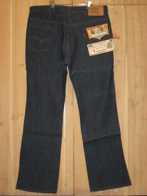 ■ブランド；LEVIS（リーバイス） ■品名； 517 ブーツカット デッドストック（70S） ■仕様；デッドストック（DEADSTOCK）／1970年代の未使用の新品 ■製造国；アメリカ（MADE IN USA） ■仕入先；アメリカ、カリフォルニア（CALIFORNIA） カテゴリー；アメカジ VINTAGE JEANS/ヴィンテージ/ジーパン（Gパン）大きいサイズ/ビッグサイズ/キングサイズXXL/4L ■サイズ；表示；W42×L34 ■実寸；W42（107CM）×L35（89CM） ■詳細；オレンジタグ 　裾チェーンステッチ　フラッシャー付き ■色；100％ ■程度；極上 ■ダメージ；なし ★古着屋ウルフローブ店長のコメント； 希少のオレンジタグのバリバリのデッドです。デニムは66のような良いデニムでタテオチが楽しみです。　